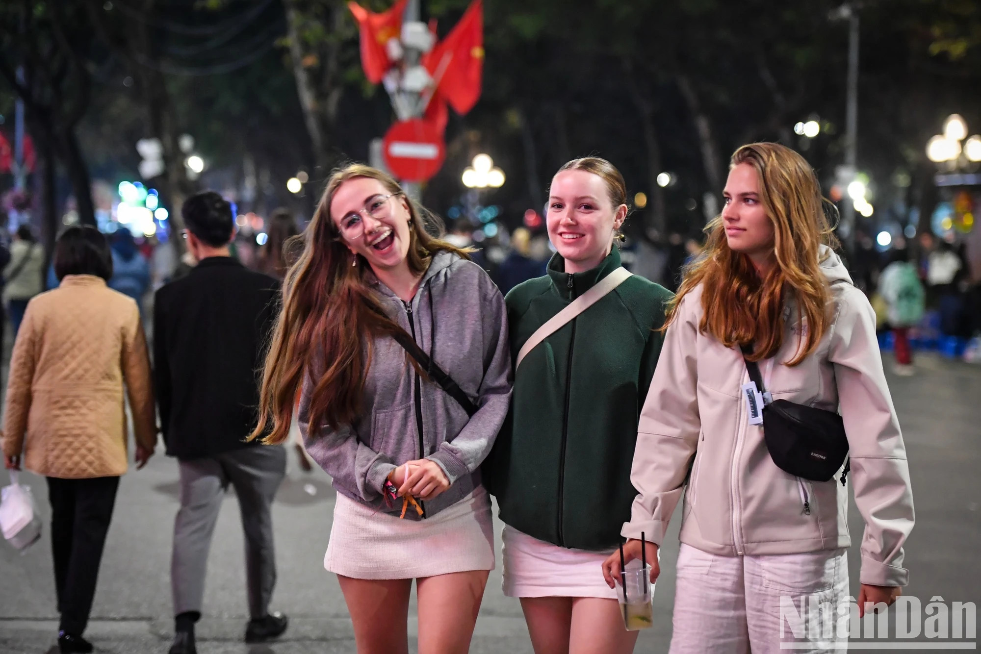 国际游客也对越南传统的春节习俗非常感兴趣。 对于他们来说，这是一次难忘的体验。