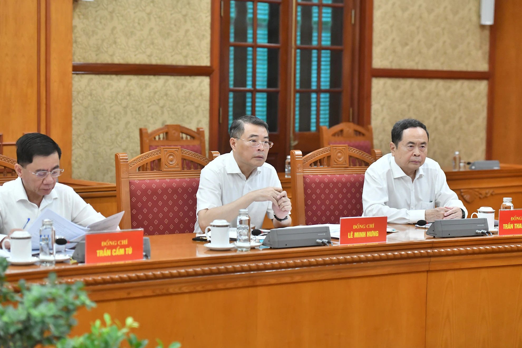 各位领导出席会议。