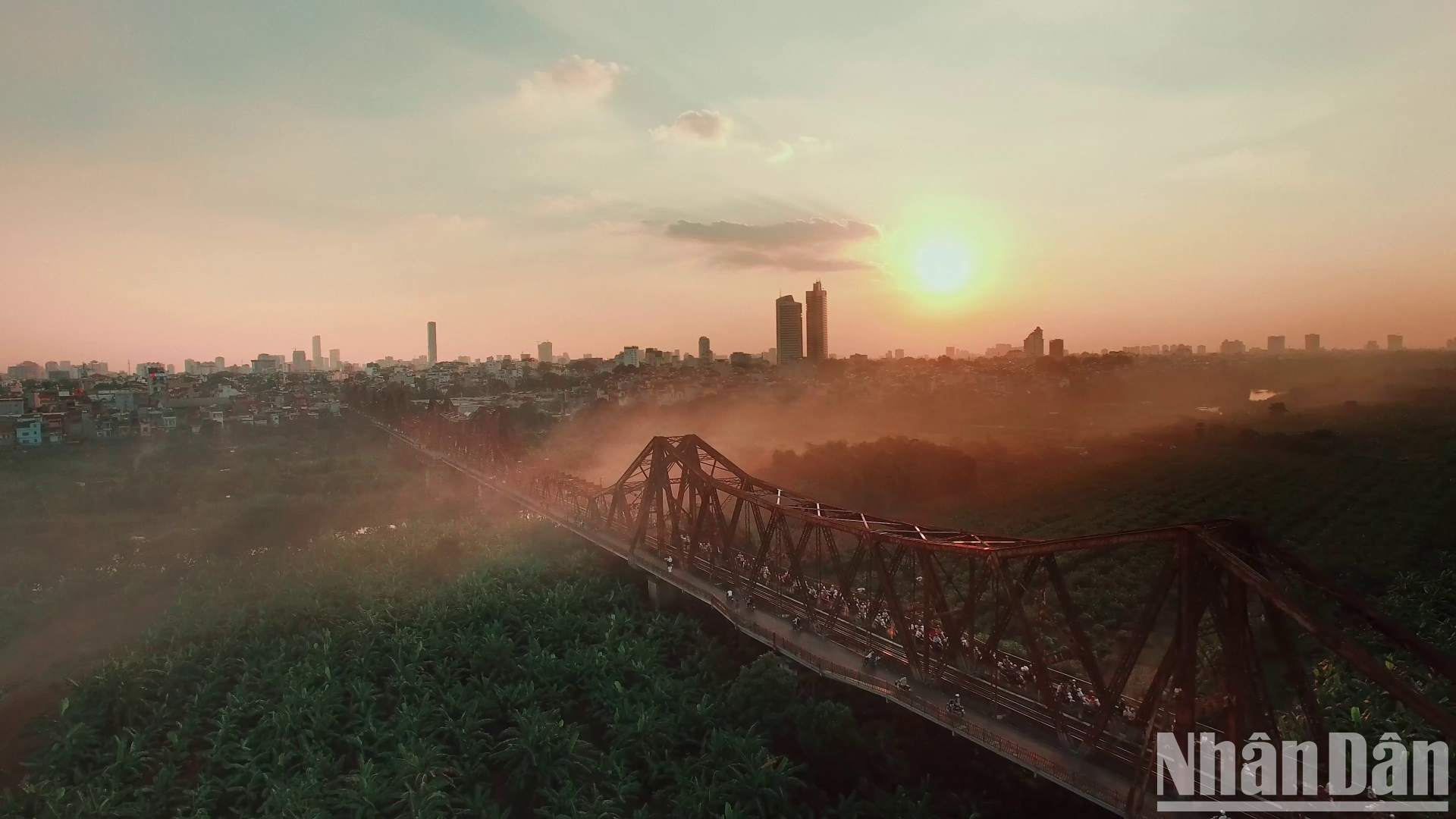 龙边桥上的日出开始了肯尼·基的“回家”之旅,这个地方是许多历代人民最喜欢的地方。 这座已有120年历史的大桥也是河内诸多变迁的历史见证。 龙边桥上的日出开始了肯尼·基的“回家”之旅,这个地方是许多历代人民最喜欢的地方。 这座已有120年历史的大桥也是河内诸多变迁的历史见证。