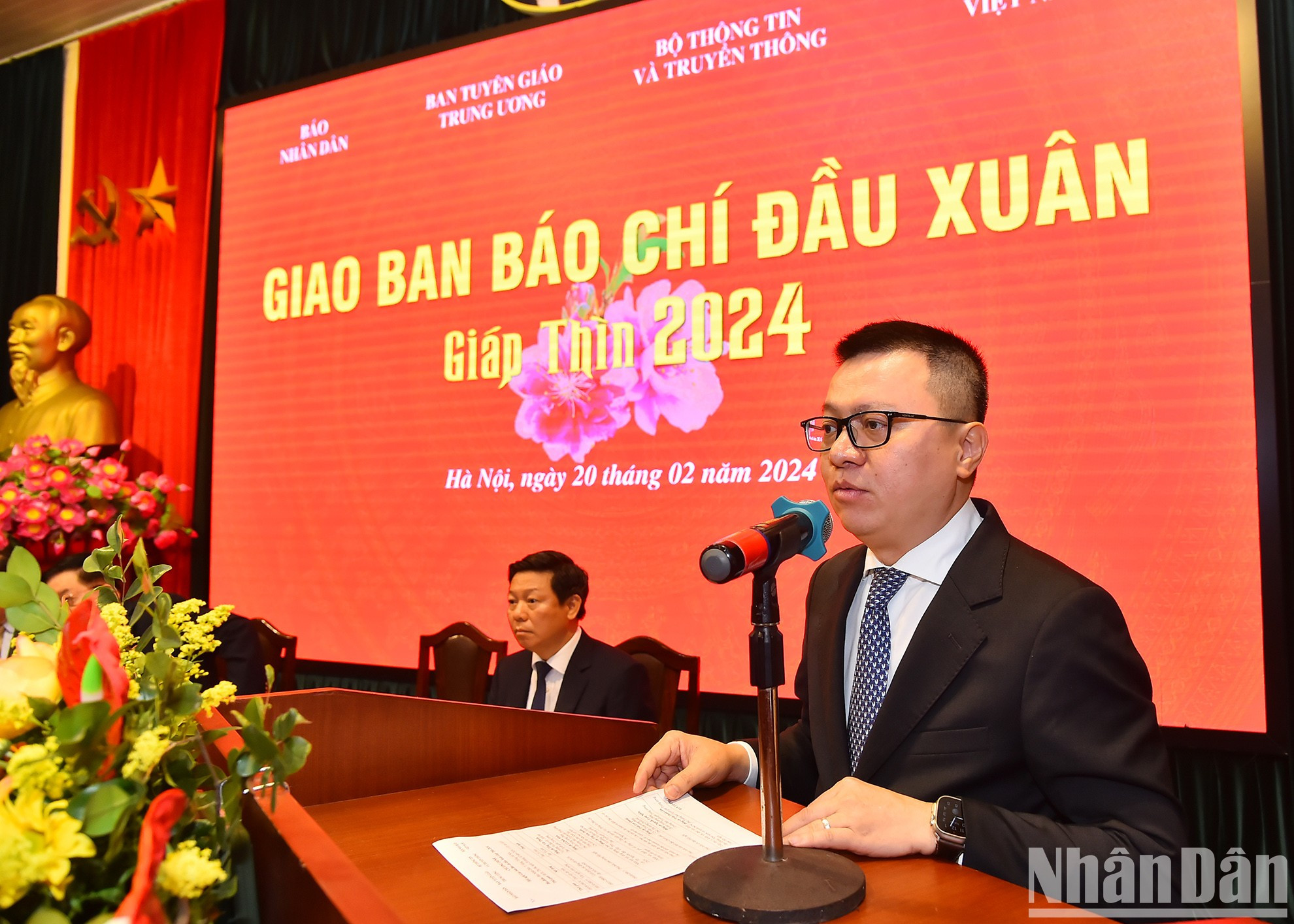 越共中央委员、《人民报》社总编辑、中央宣教部副部长、越南新闻工作者协会主席黎国明致开幕词。 越共中央委员、《人民报》社总编辑、中央宣教部副部长、越南新闻工作者协会主席黎国明致开幕词。