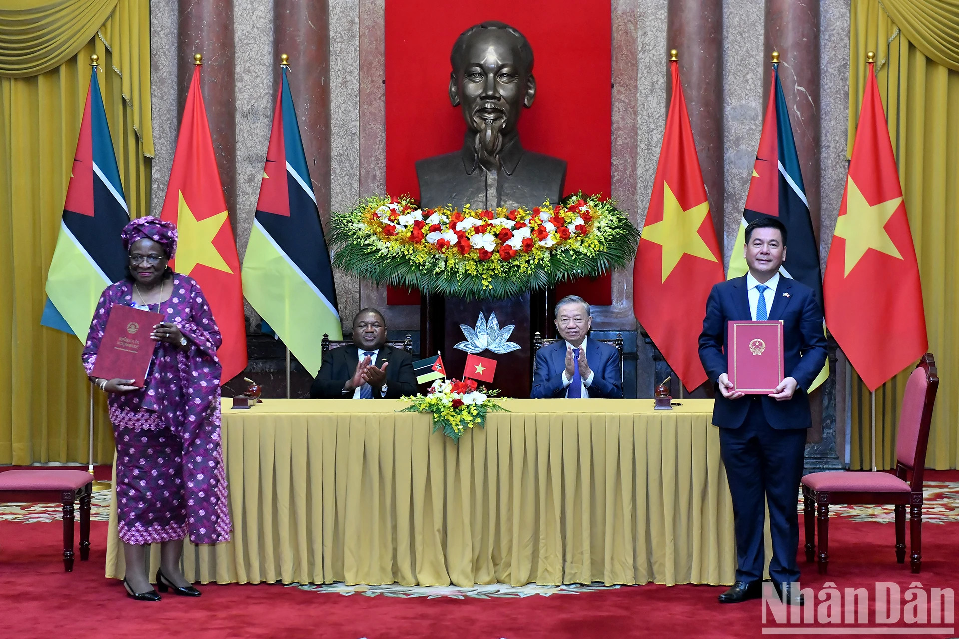 苏林总书记、国家主席与莫桑比克总统出席越南工贸部与莫桑比克矿产资源和能源部关于矿产和能源合作的谅解备忘录签字仪式。 苏林总书记、国家主席与莫桑比克总统出席越南工贸部与莫桑比克矿产资源和能源部关于矿产和能源合作的谅解备忘录签字仪式。