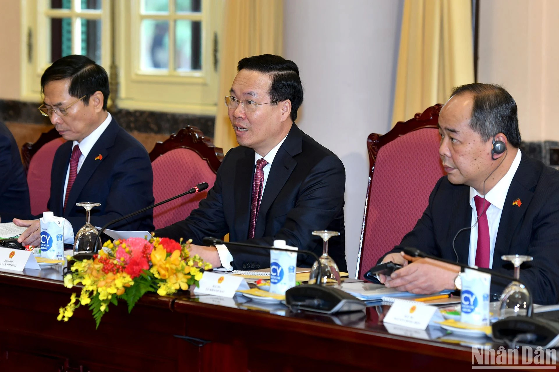 国家主席武文赏在会谈上发表讲话。