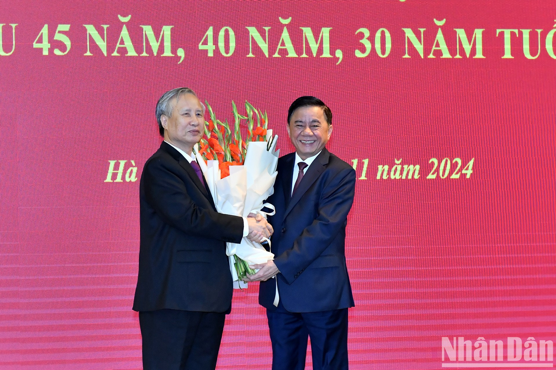 越共中央政治局委员、中央书记处常务书记、中央检查委员会主任陈锦秀同志向陈国旺同志送花祝贺。