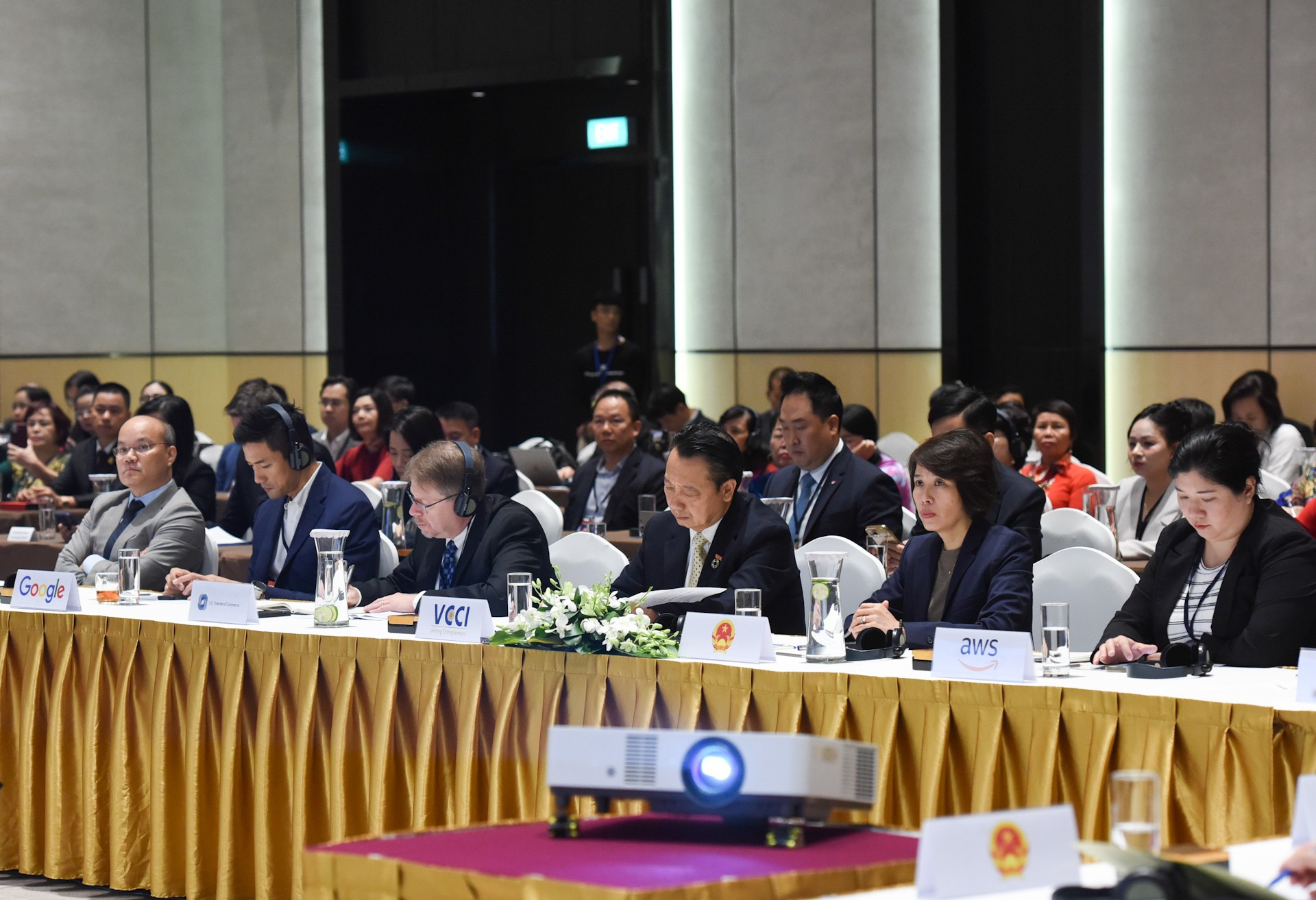 各位代表出席会议。