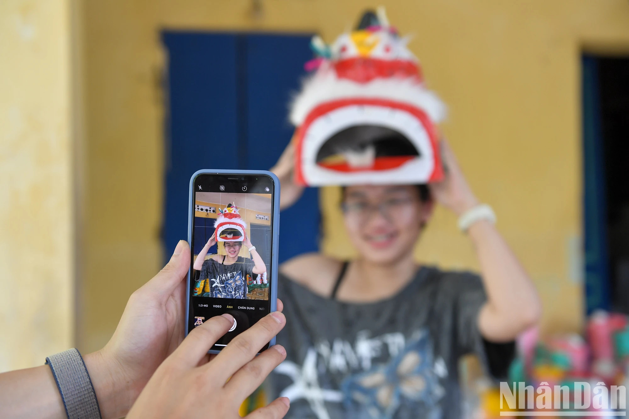 年轻人们对传统面具非常感兴趣。