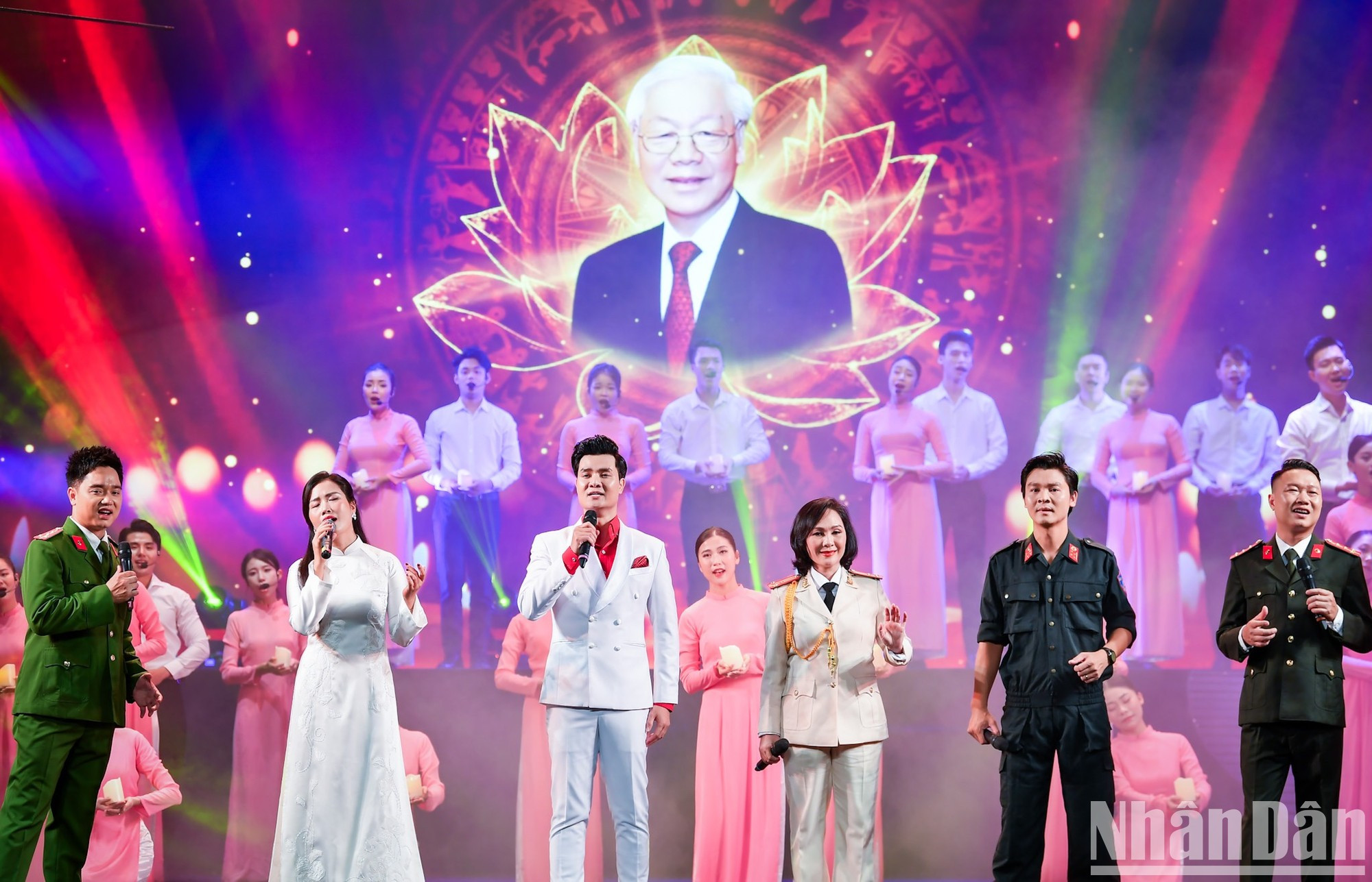 组委会将节目的一部分献给已故总书记阮富仲，表达对他的神圣和深厚情感。