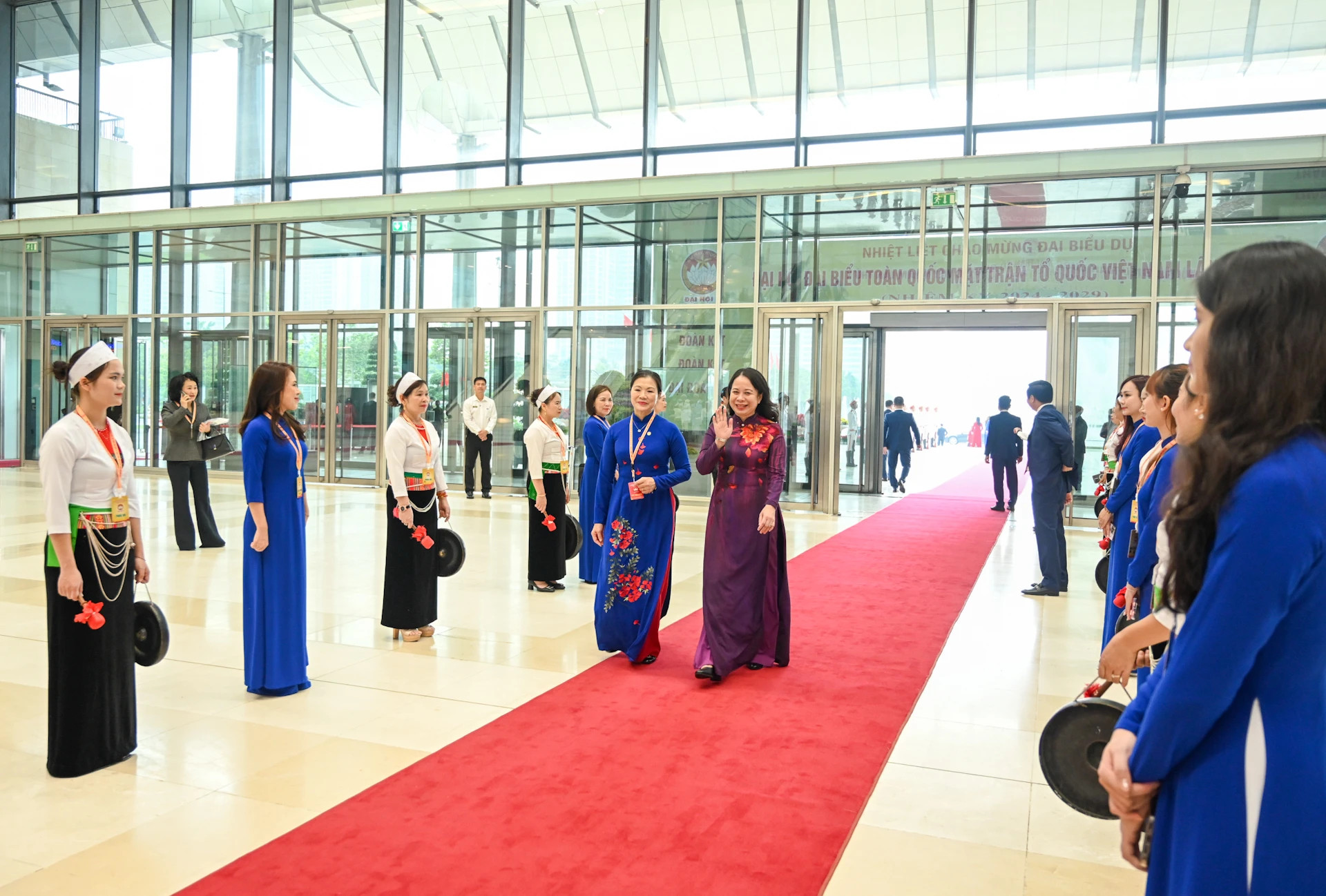 越南国家副主席武氏映春出席大会。