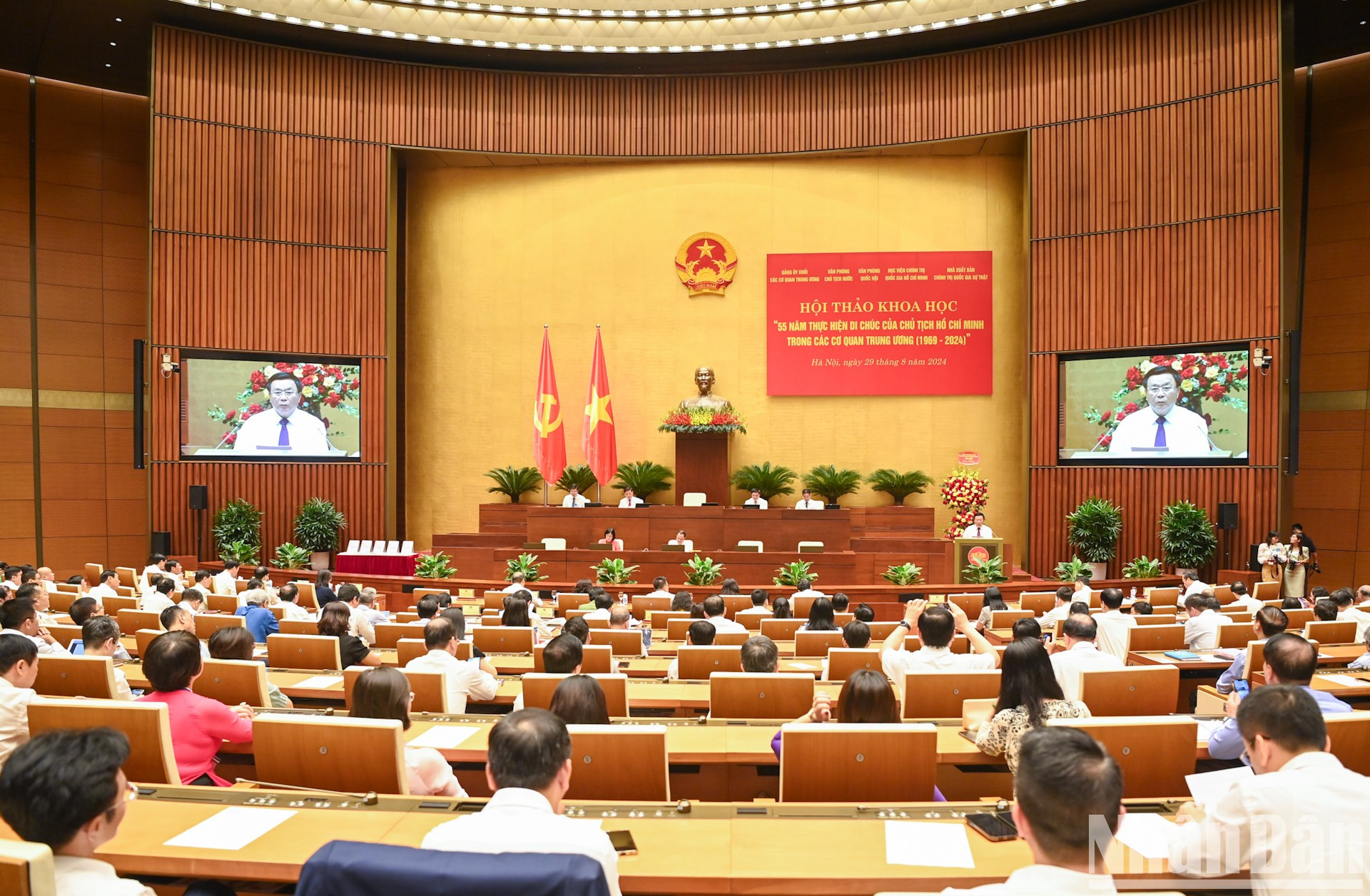 专题会议场景。 专题会议场景。