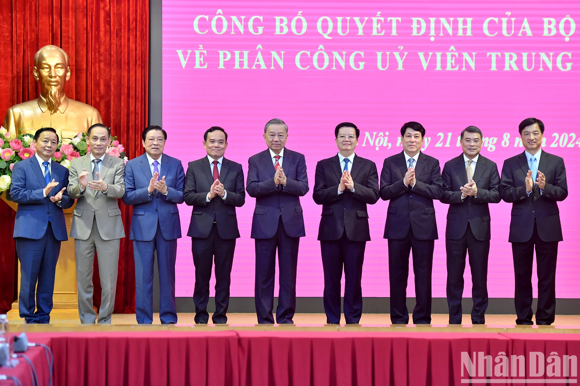 苏林总书记、国家主席以及党、国家领导人祝贺向陈流光同志和梅文正同志。