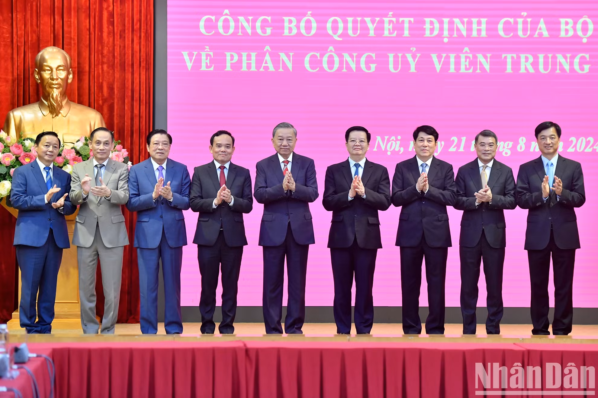 苏林总书记、国家主席以及党、国家领导人祝贺向陈流光同志和梅文正同志。