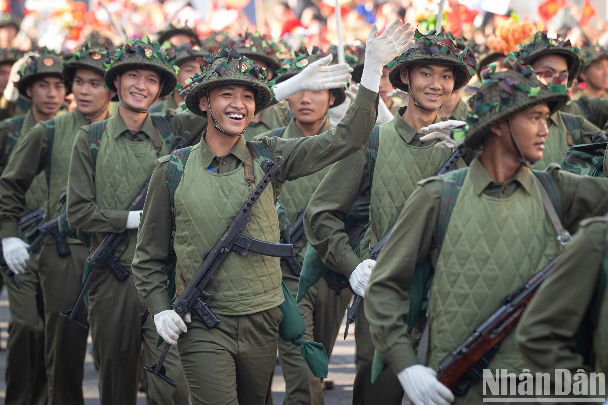 市民和游客重温河内英雄的历史时刻。 市民和游客重温河内英雄的历史时刻。