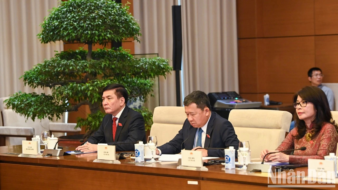 越南国会秘书长、国会办公厅主任裴文强以及越南有关部门代表出席会见。 越南国会秘书长、国会办公厅主任裴文强以及越南有关部门代表出席会见。