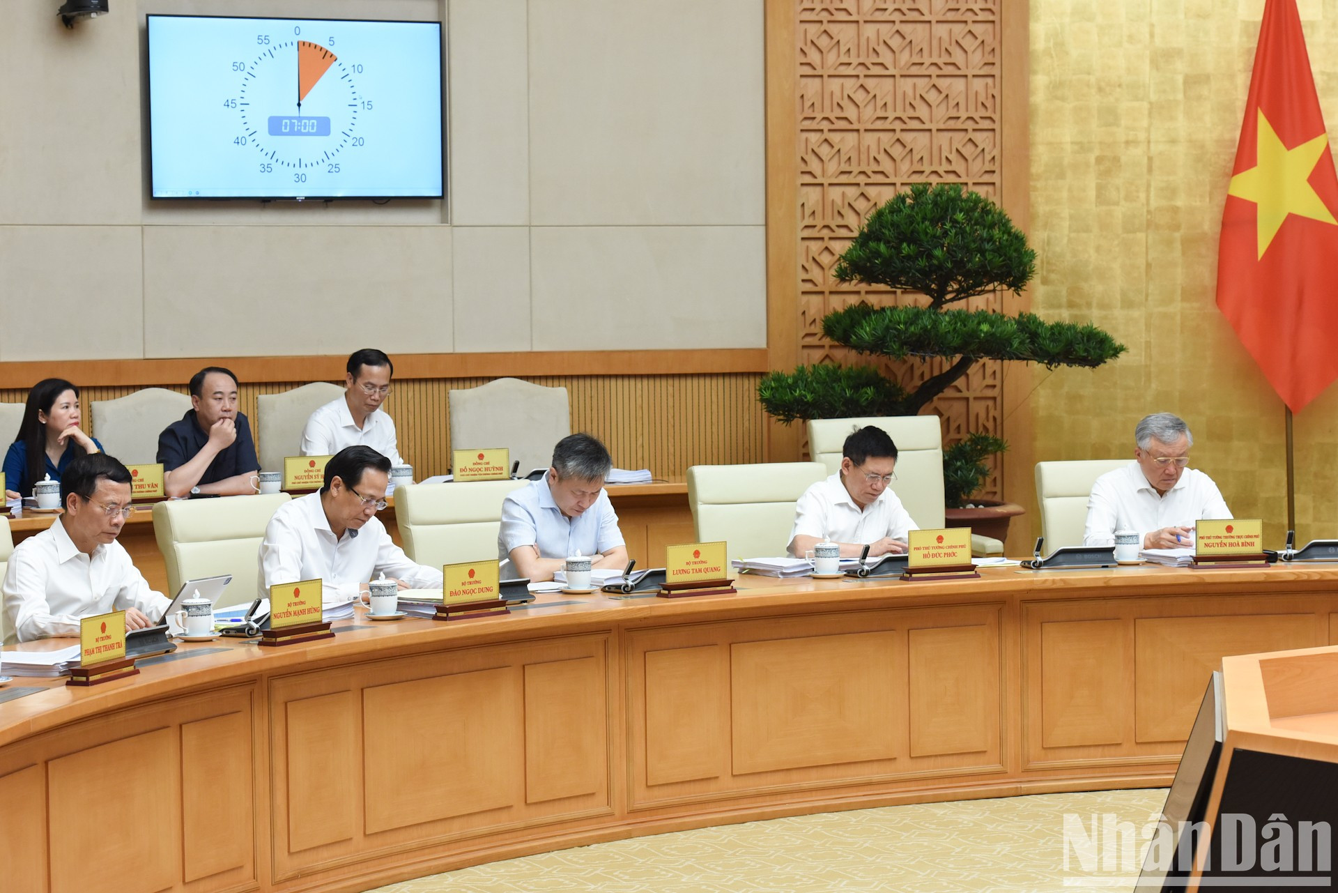 政府成员出席会议。 政府成员出席会议。