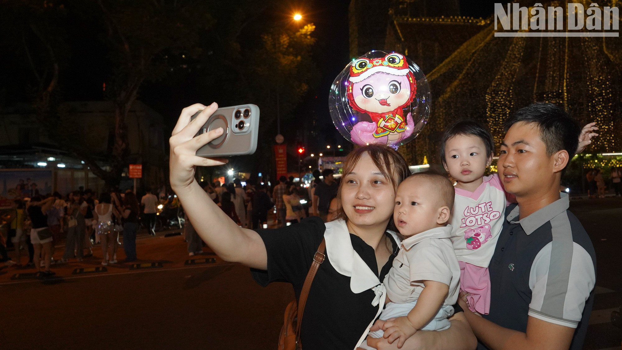 华丽的装饰空间、悠扬的圣诞旋律、与家人和朋友欢笑声交织在一起,共同营造了一个温馨的圣诞季节。 华丽的装饰空间、悠扬的圣诞旋律、与家人和朋友欢笑声交织在一起,共同营造了一个温馨的圣诞季节。