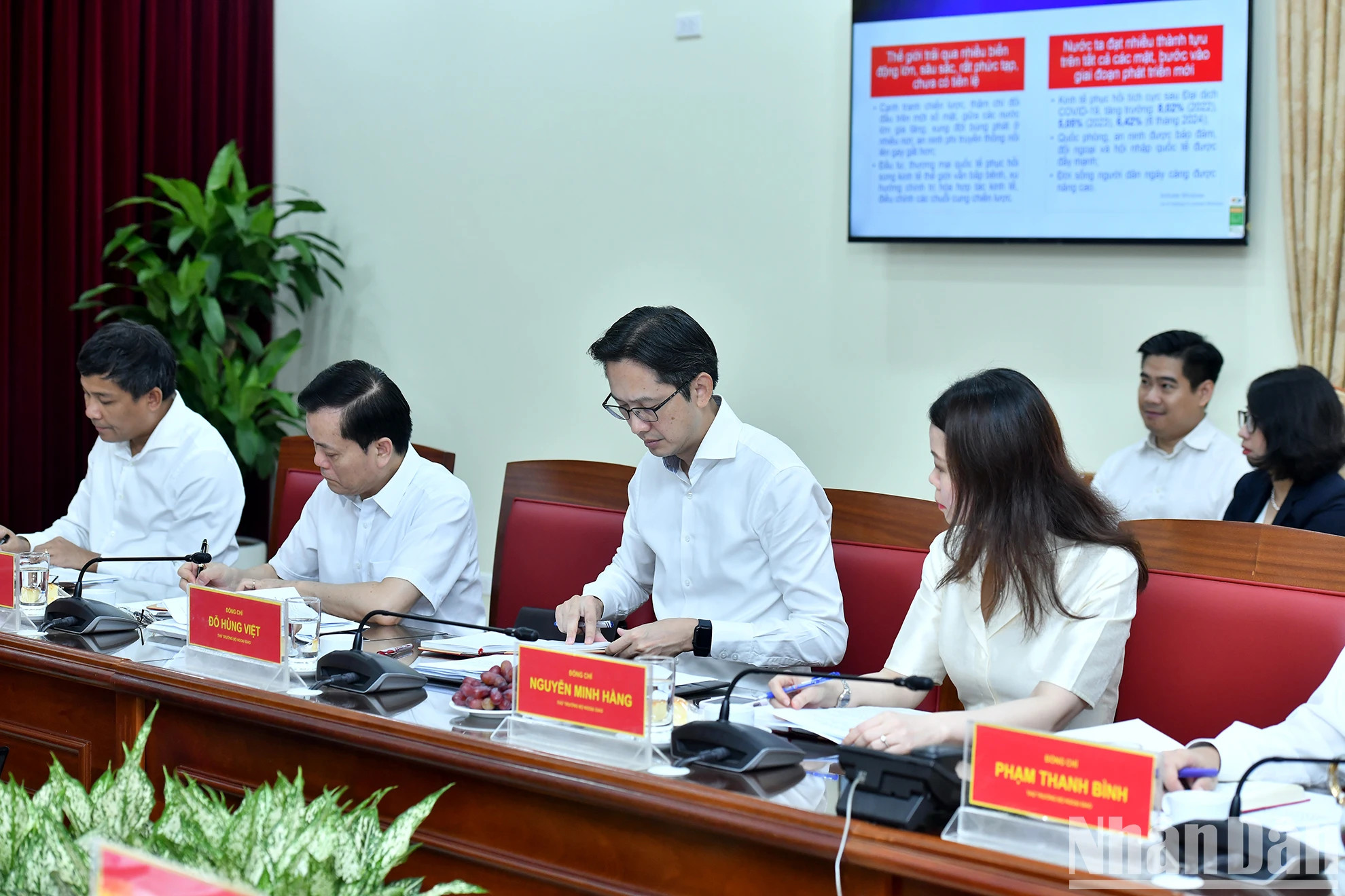 各位代表出席会议。