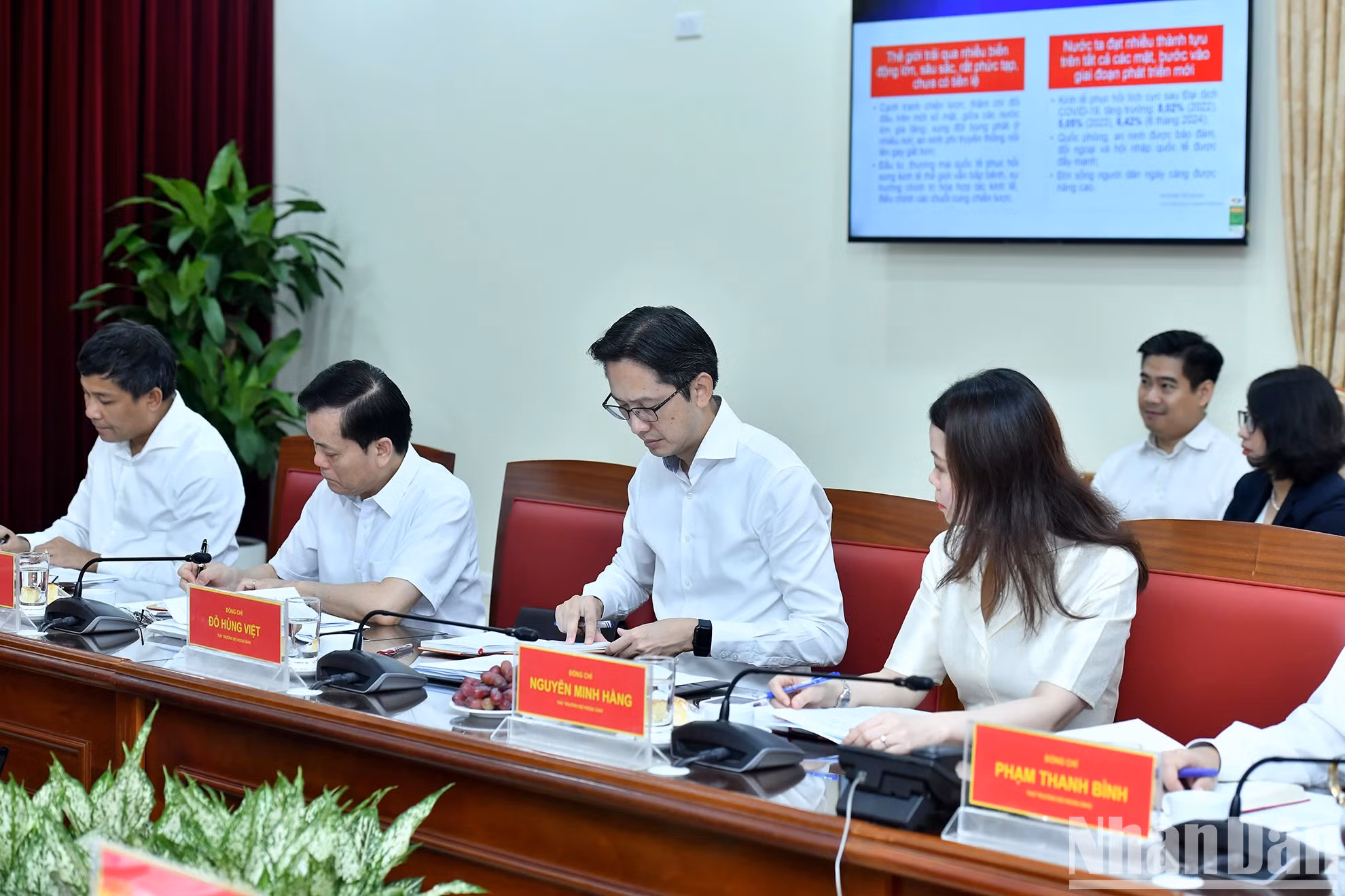 各位代表出席会议。
