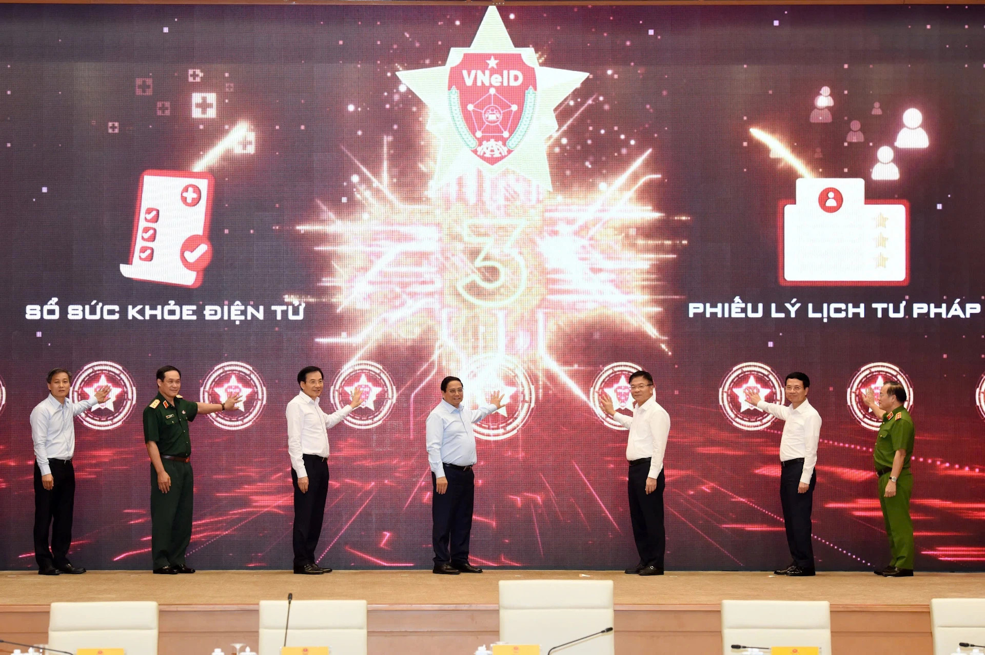 范明正总理和各位代表进行按钮，正式开通在全国范围内实现电子病历和通过VneID应用程序发放无犯罪记录证明。