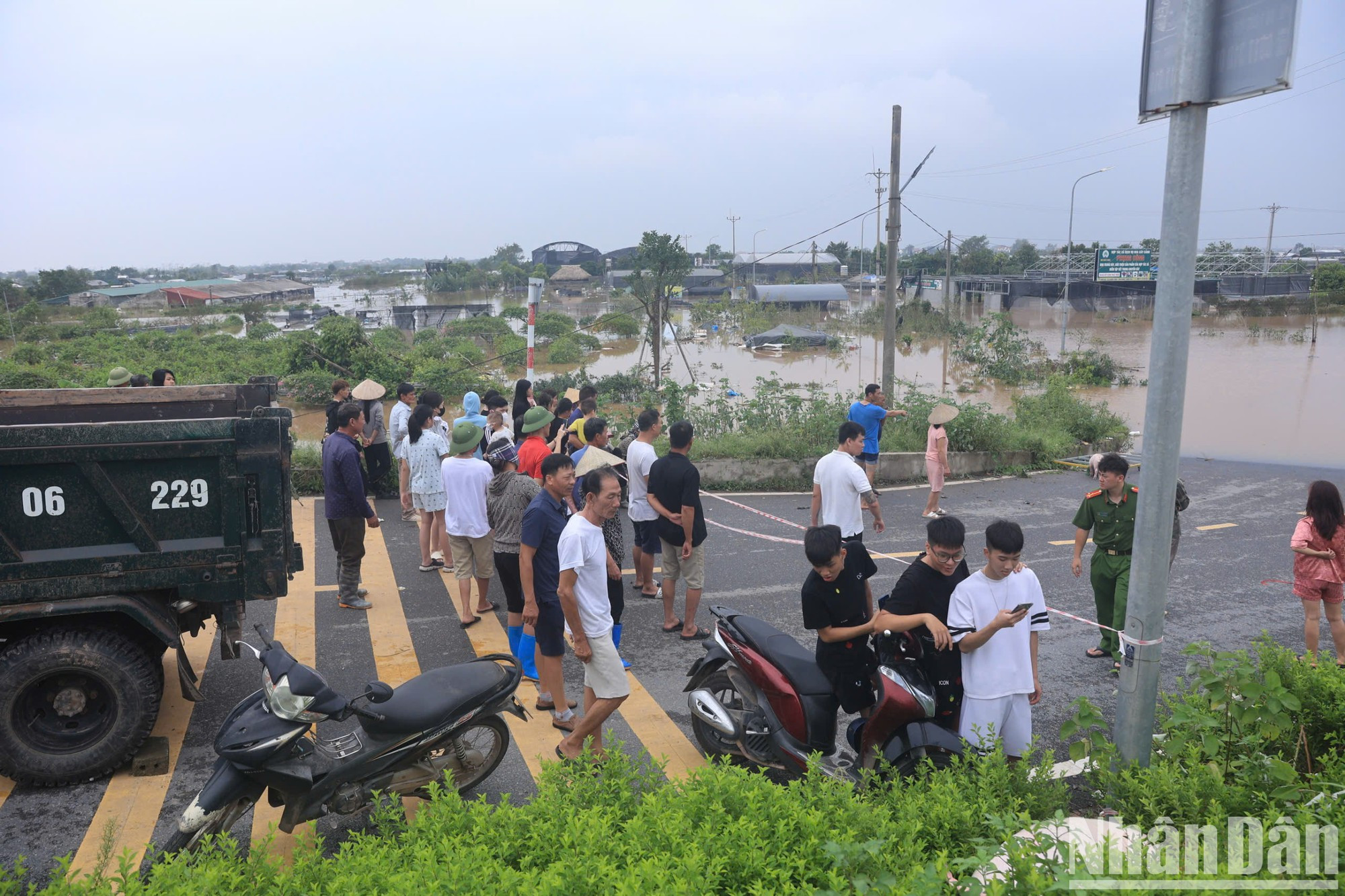 9月12日上午,在淹没区域设立了警戒线以确保安全。 9月12日上午,在淹没区域设立了警戒线以确保安全。