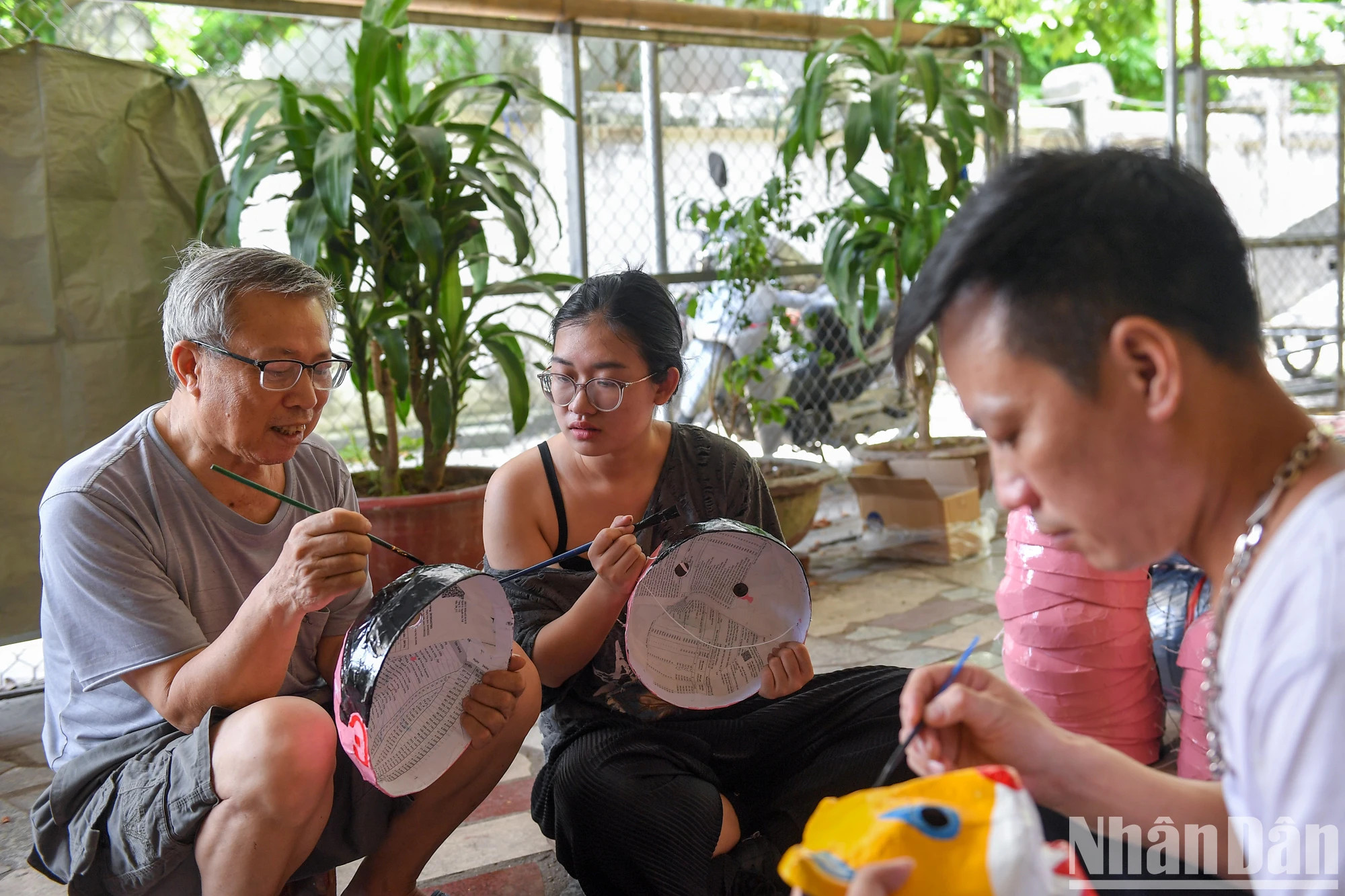 从农历七月初一开始，东先生家庭每天都有客人来，甚至不少幼儿园让孩子们来学习纸浆面具。