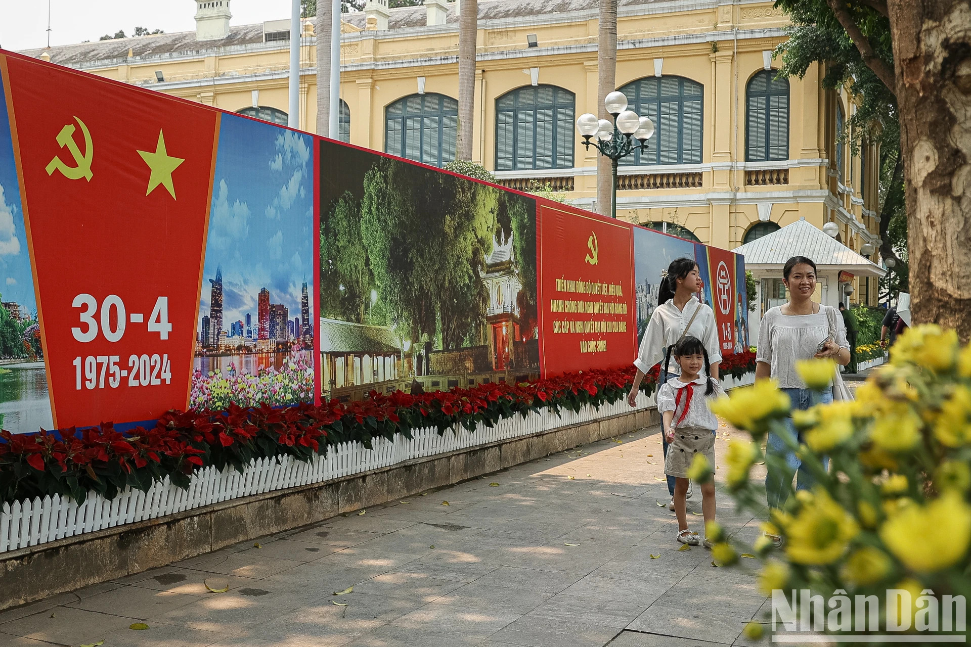 假期期间,许多家庭都会带着孩子去观光旅游,了解祖国和国家的历史。 假期期间,许多家庭都会带着孩子去观光旅游,了解祖国和国家的历史。