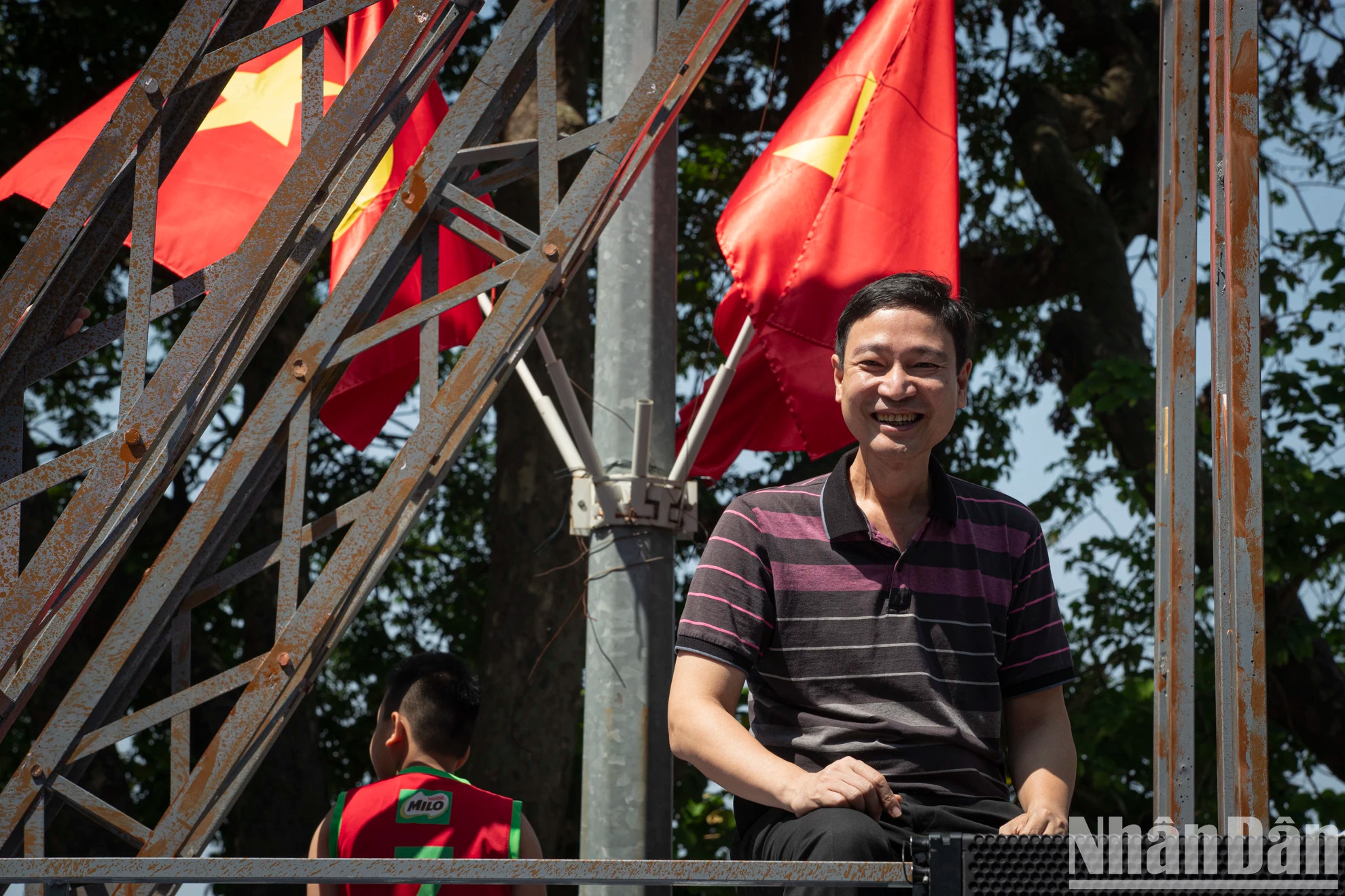 人民对在还剑湖步行街竖立的河内旗台和龙边桥等熟悉的形象感到兴奋。