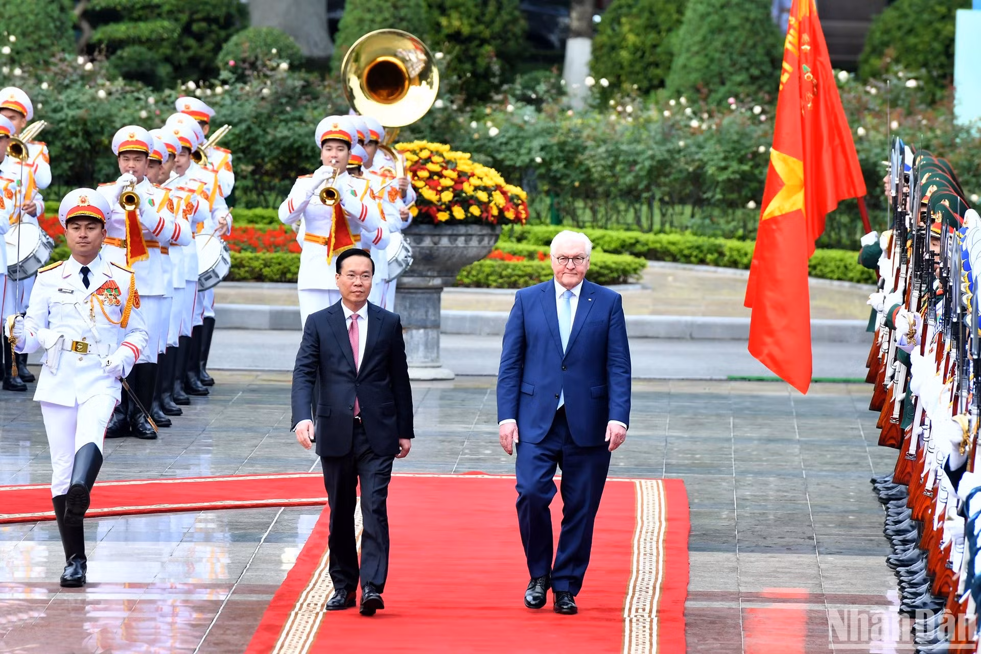 越南国家主席武文赏与德国总统弗兰克-瓦尔特·施泰因迈尔检阅仪仗队。