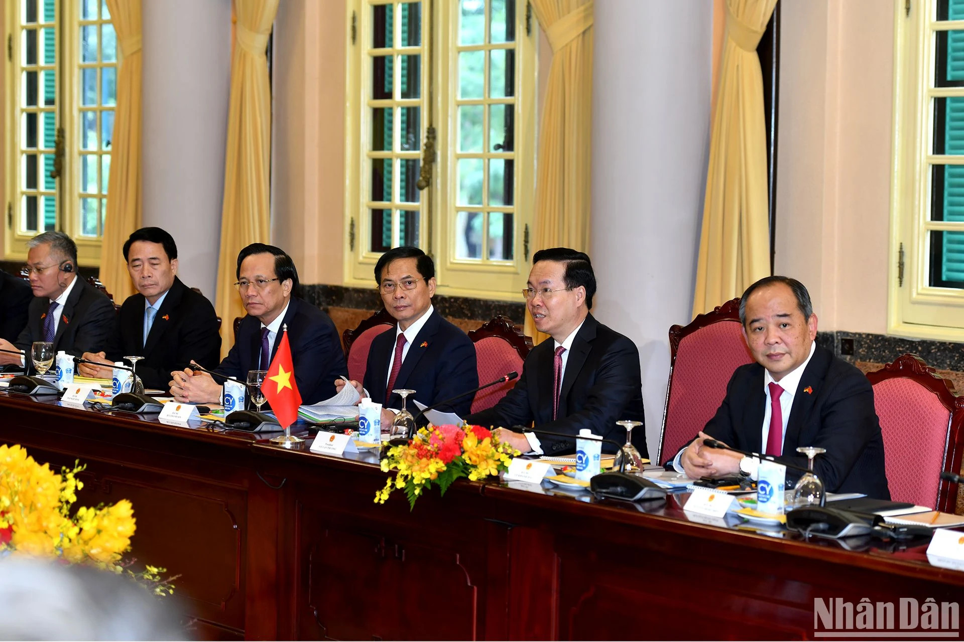 国家主席武文赏以及越南领导代表出席会谈。