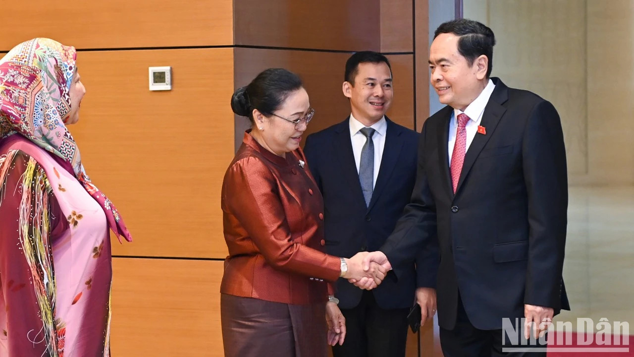 越南国会主席陈青敏与老挝驻越南大使坎葆·恩塔万。 越南国会主席陈青敏与老挝驻越南大使坎葆·恩塔万。