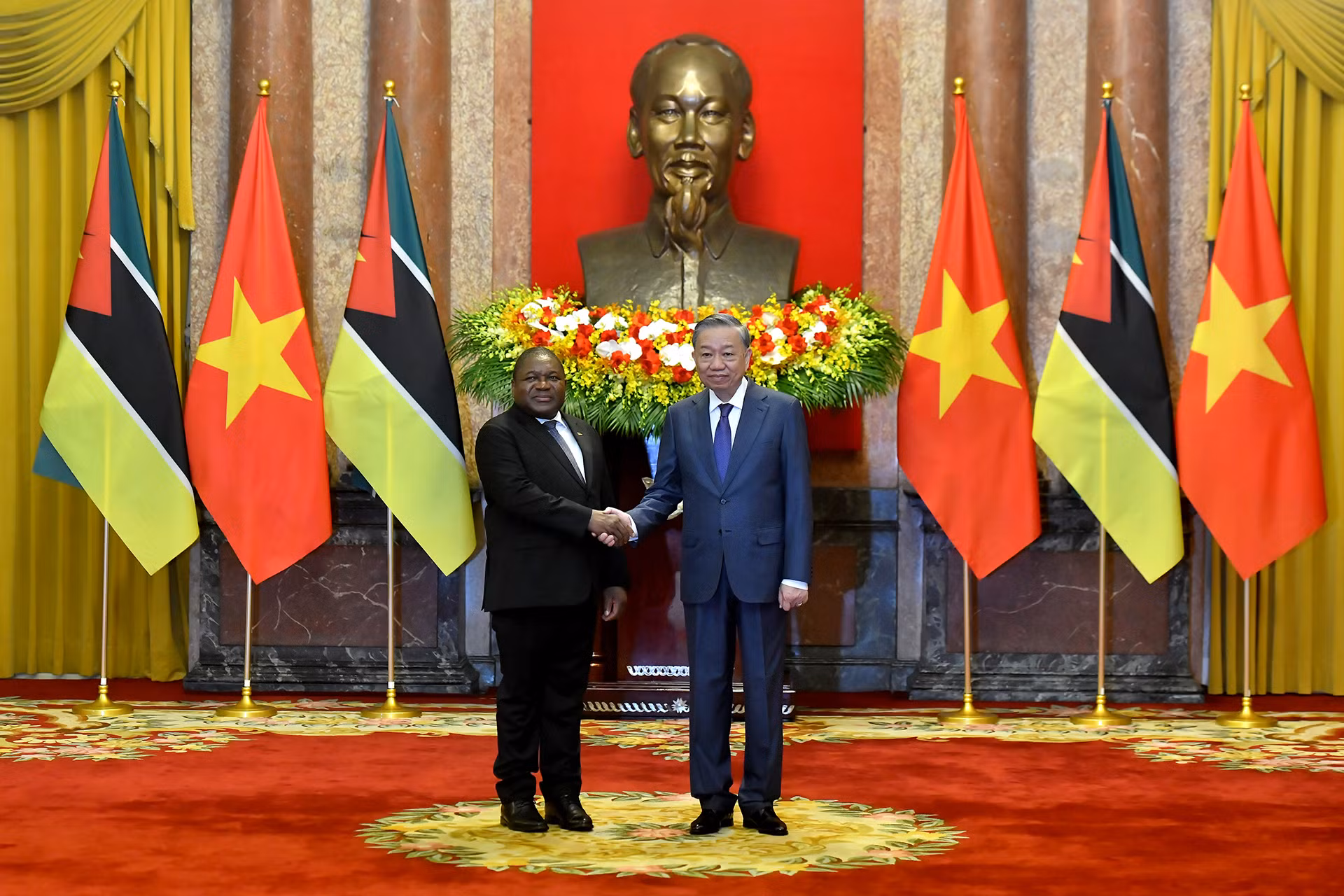 苏林总书记、国家主席与莫桑比克总统举行会谈。