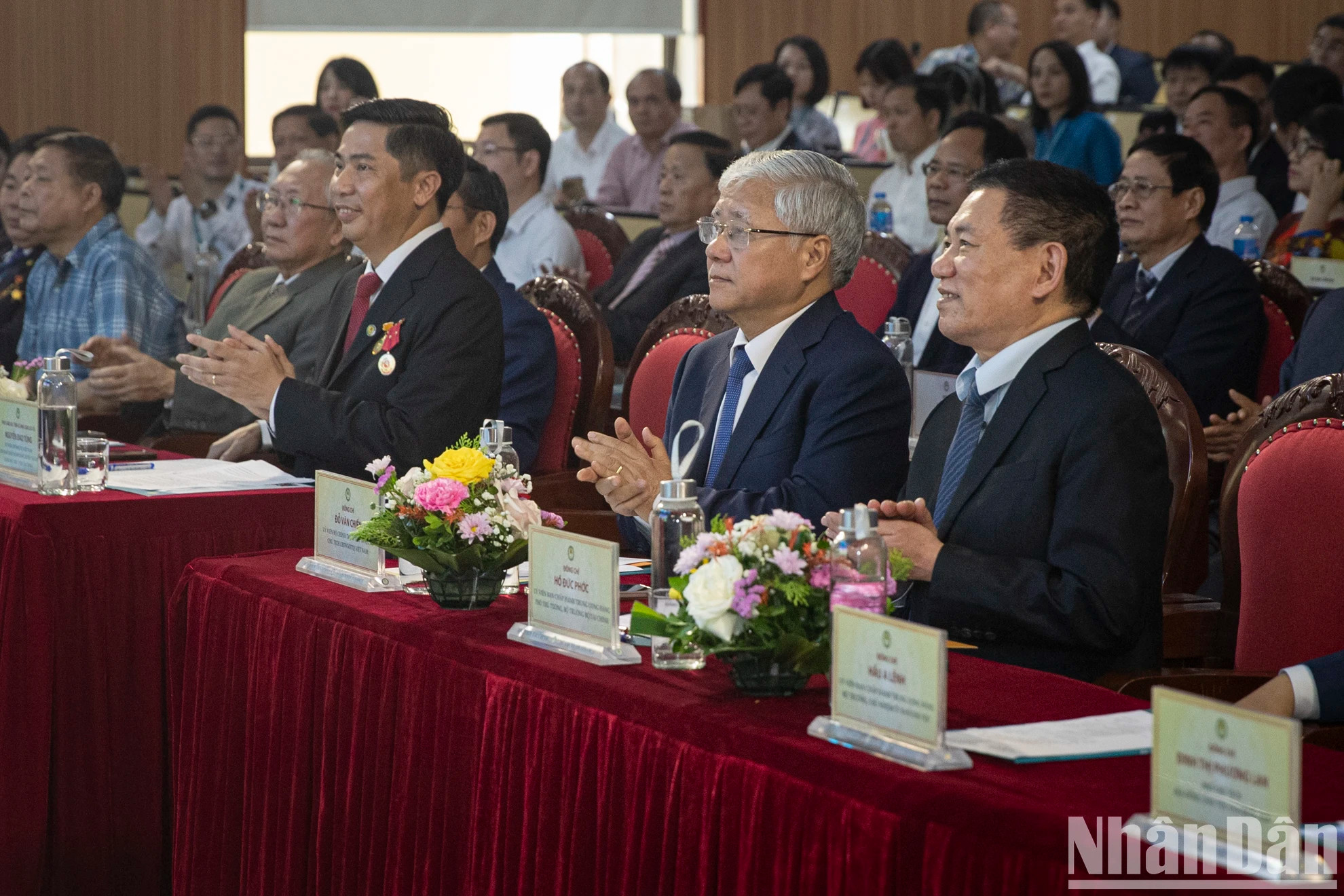 党、国家领导人出席纪念仪式。