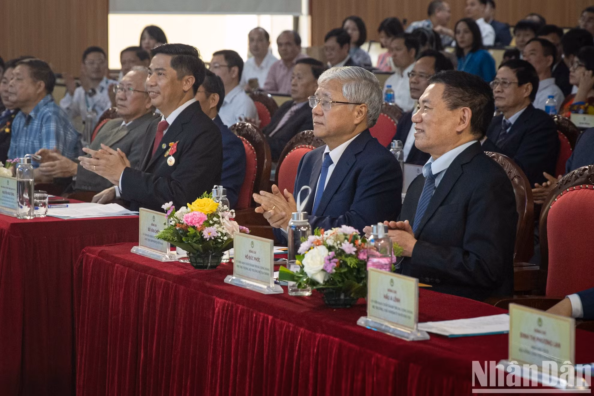 党、国家领导人出席纪念仪式。