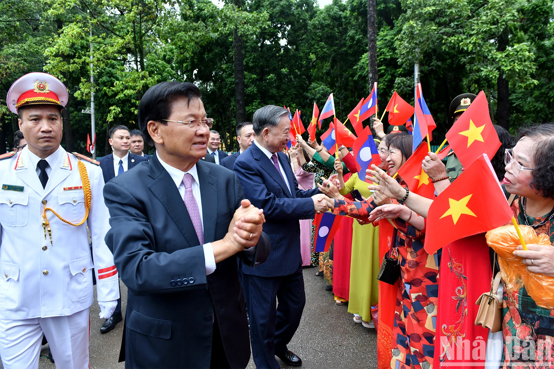苏林总书记、国家主席和通伦·西苏里总书记、国家主席与河内首都人民。 苏林总书记、国家主席和通伦·西苏里总书记、国家主席与河内首都人民。