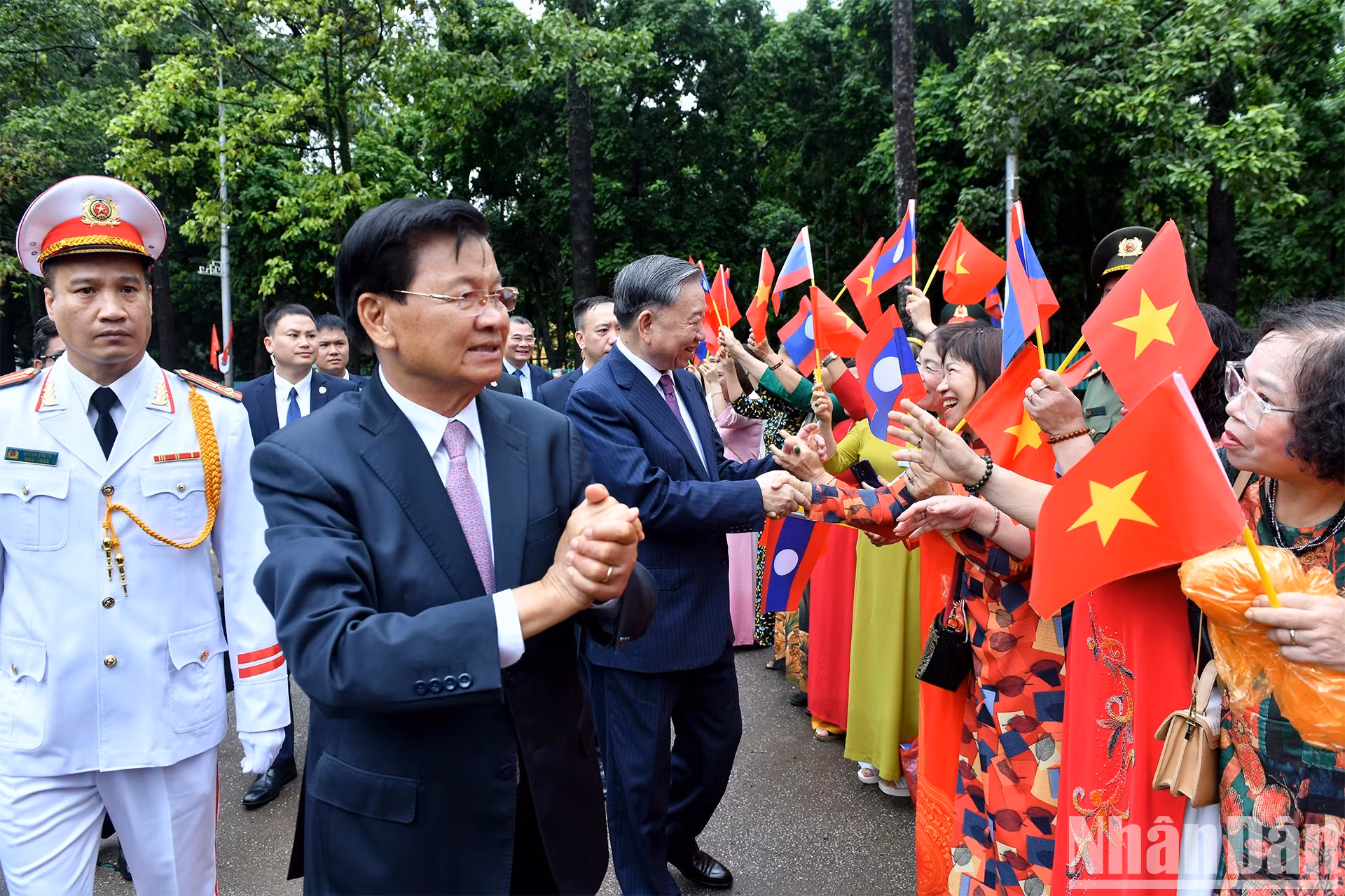 苏林总书记、国家主席和通伦·西苏里总书记、国家主席与河内首都人民。