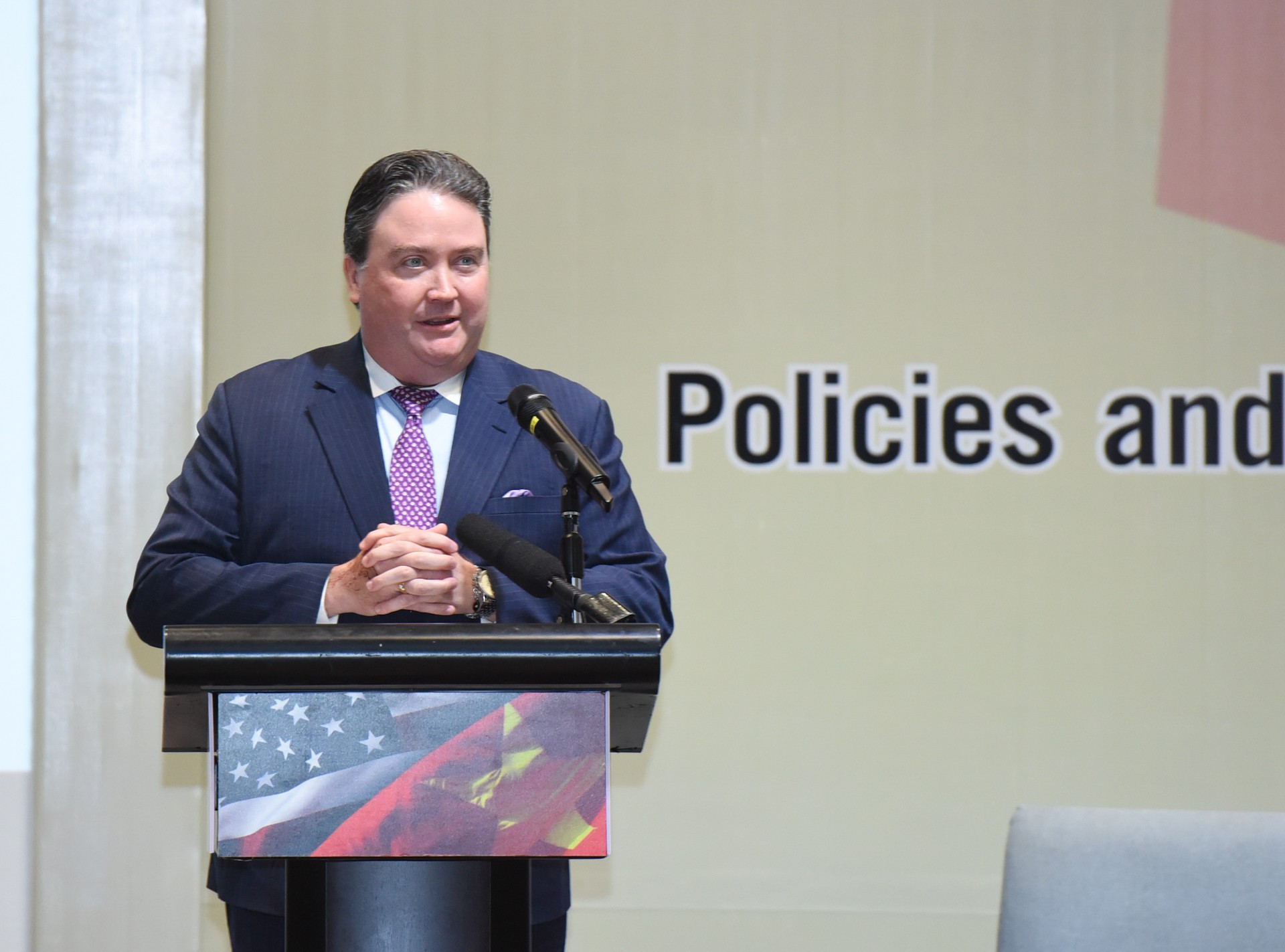 美国驻越南大使马克·纳珀在会上发表讲话。