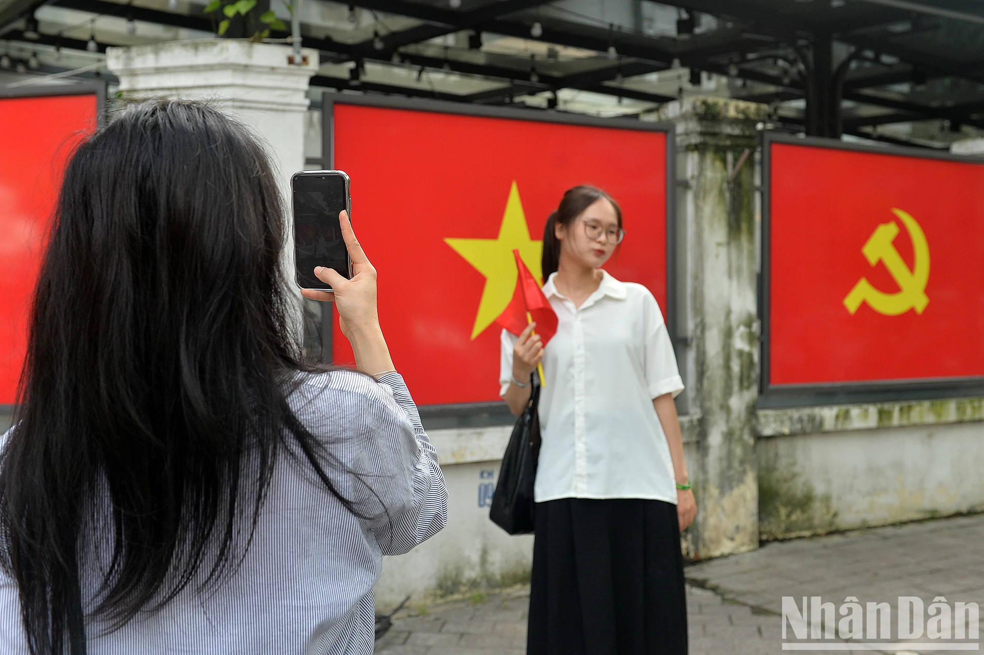 从此,国旗和党旗的图像将在所有社交网络平台上广泛传播。 从此,国旗和党旗的图像将在所有社交网络平台上广泛传播。