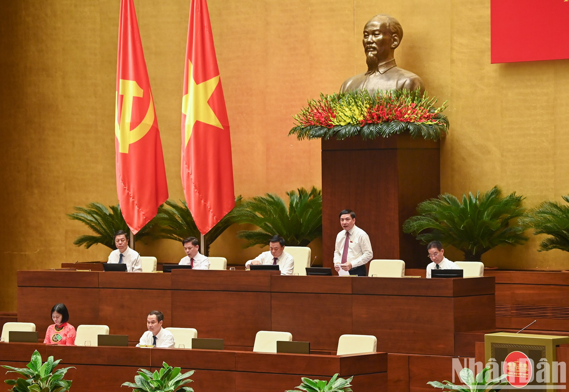 越南国会秘书长、国会办公厅主任裴文强主持会议讨论内容。 越南国会秘书长、国会办公厅主任裴文强主持会议讨论内容。