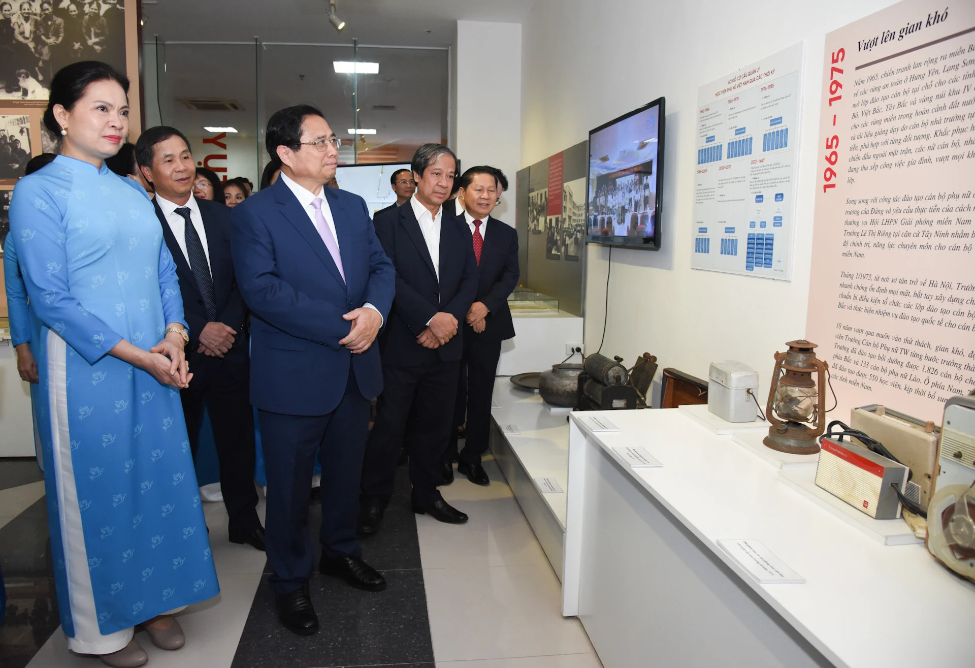 范明正总理参观妇女学院的传统室。