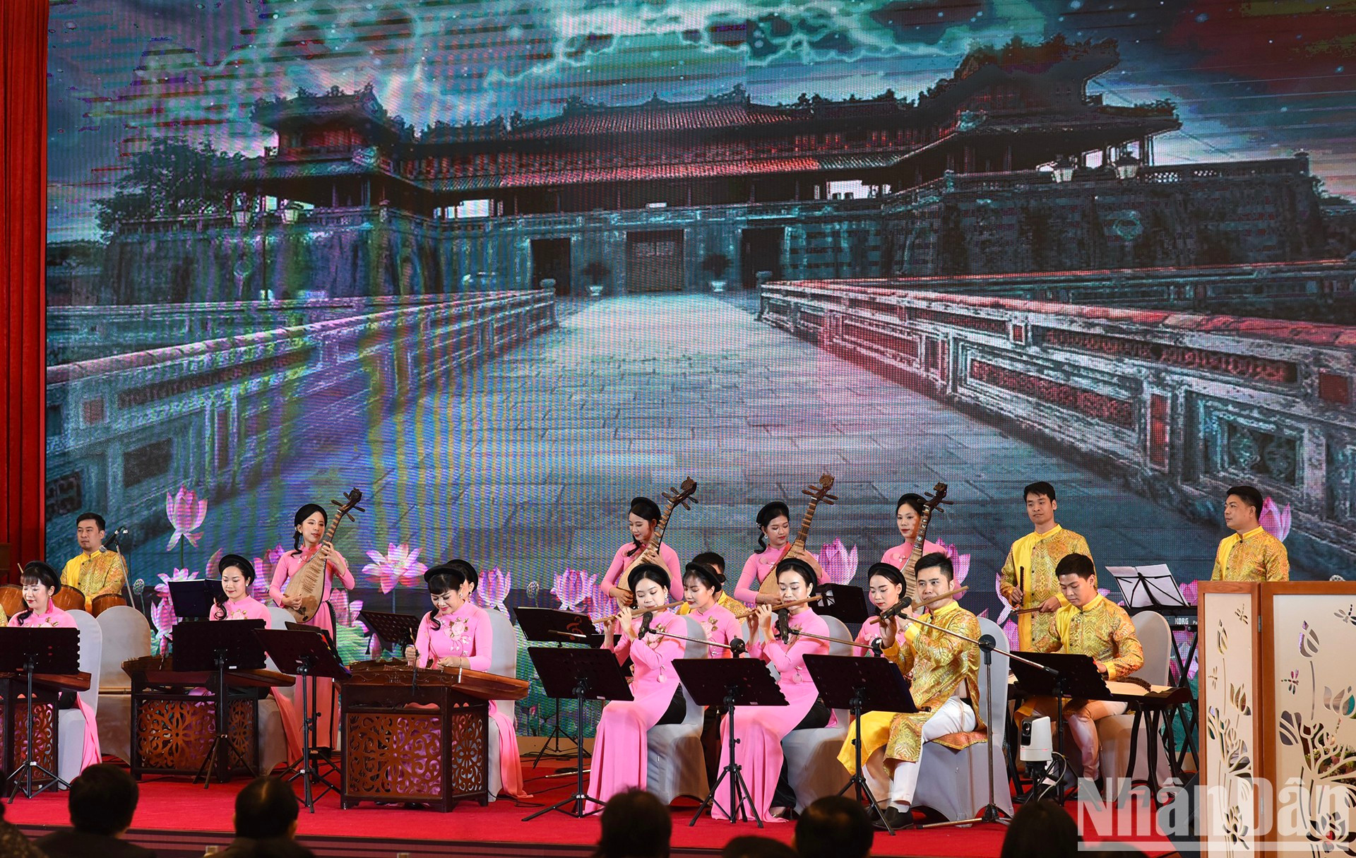 会议上的文艺表演活动。 会议上的文艺表演活动。