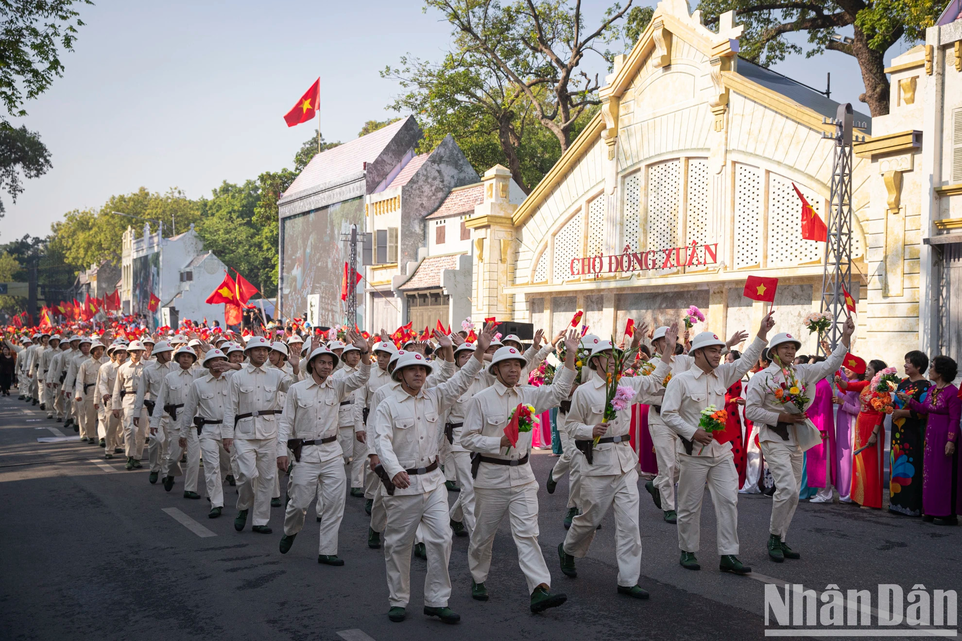 河内“和平文化节”设有三个主题,包括:“河内的回忆; “河内 - 遗产之流”和“河内和平创意之城”,再现了历代首都河内的历史里程碑。 河内“和平文化节”设有三个主题,包括:“河内的回忆; “河内 - 遗产之流”和“河内和平创意之城”,再现了历代首都河内的历史里程碑。