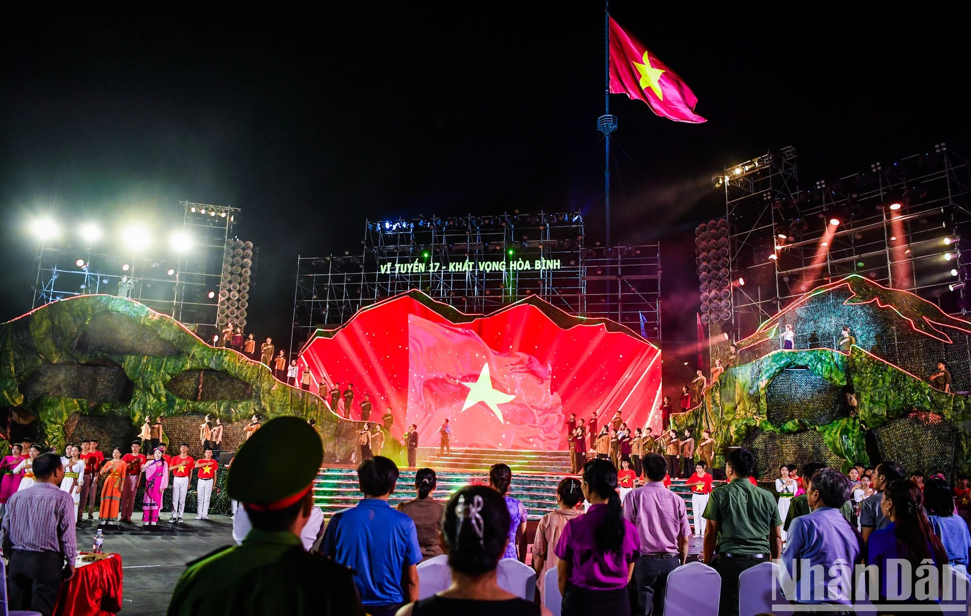 艺术节目“北纬17度——渴望和平”的演台。 艺术节目“北纬17度——渴望和平”的演台。