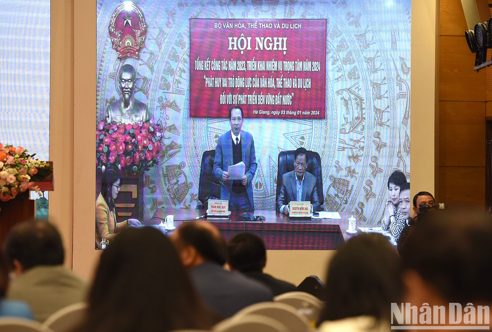 河江省领导发表讲话。 河江省领导发表讲话。