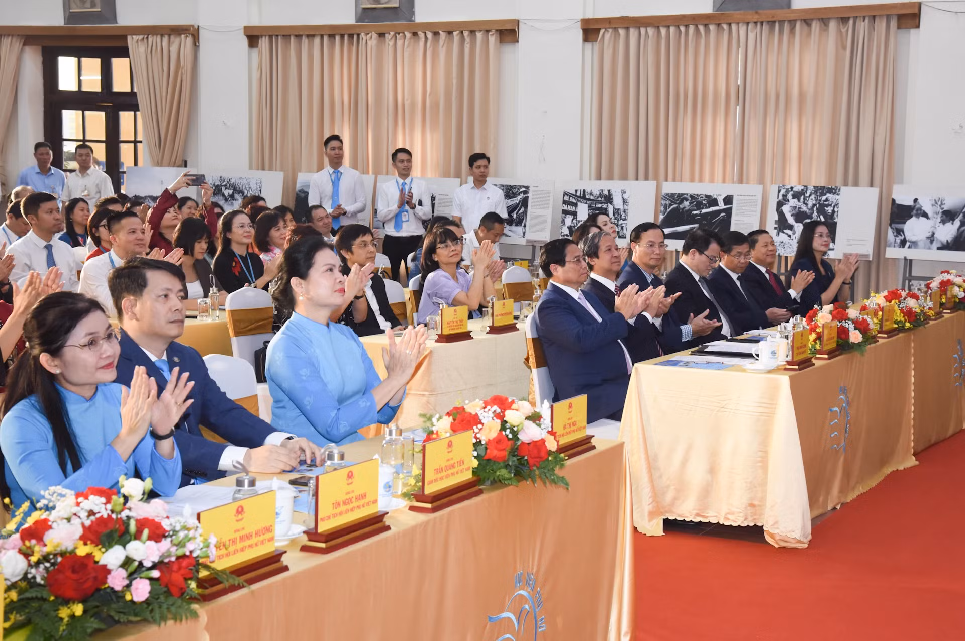 范明正总理同各位代表出席见面会。