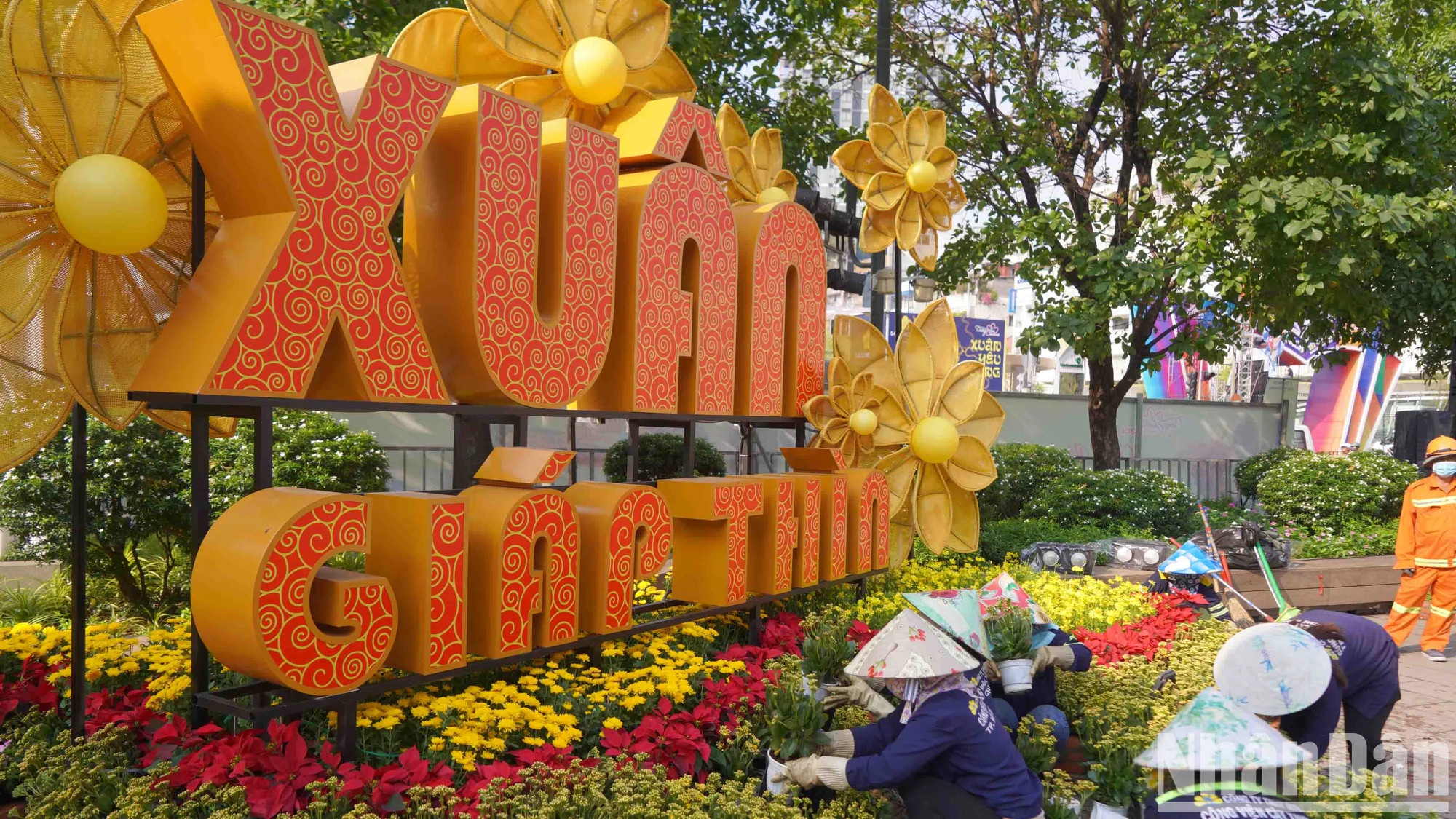 数十名工人正赶着完成最后阶段的工作,如种植花卉、装饰中型和微型景观、清理已完成的区域,等待开放时间迎接游客。 数十名工人正赶着完成最后阶段的工作,如种植花卉、装饰中型和微型景观、清理已完成的区域,等待开放时间迎接游客。