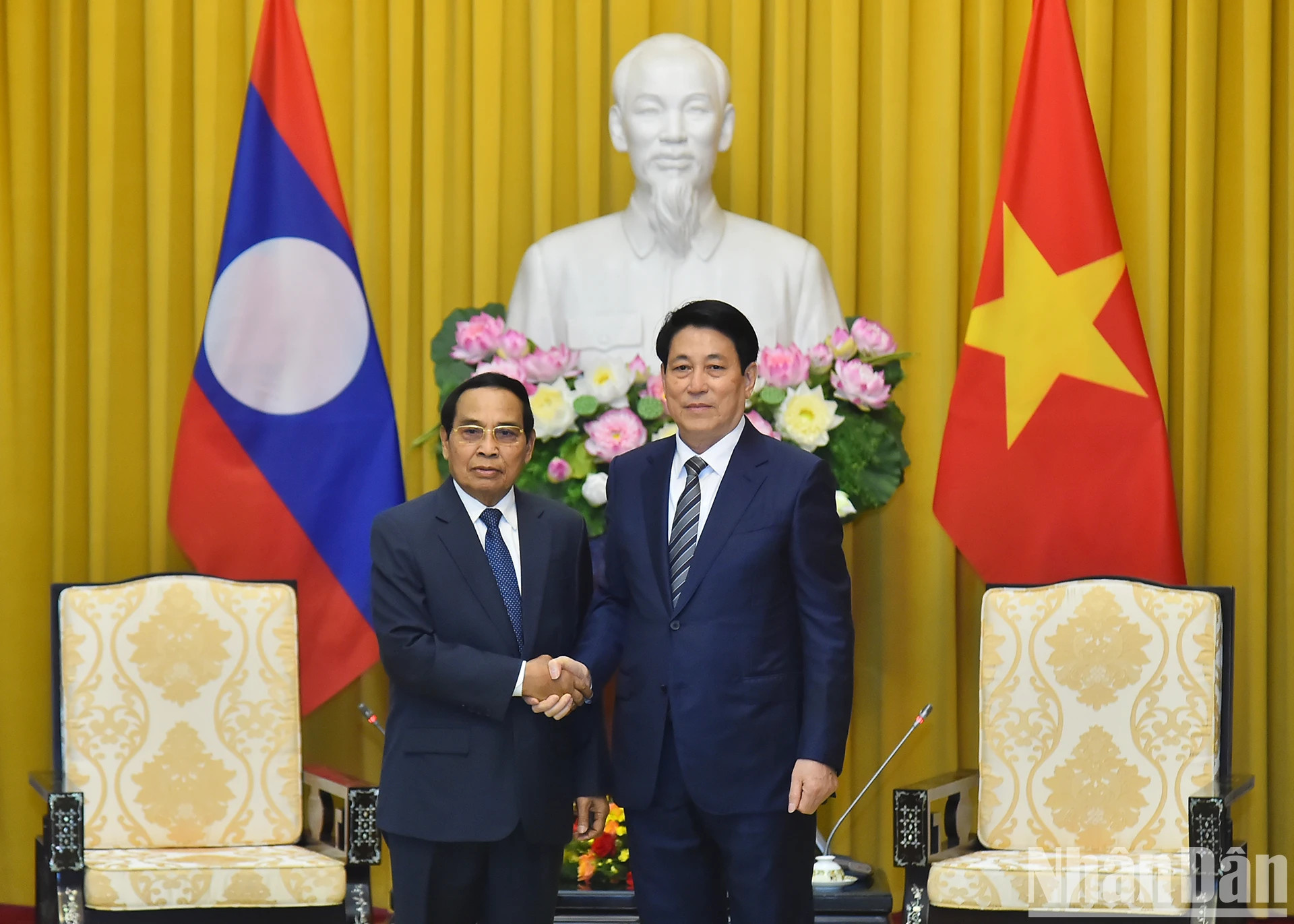 越南国家主席梁强与老挝人民革命党中央政治局委员、中央书记处常务书记兼老挝国家副主席本通·吉玛尼。 越南国家主席梁强与老挝人民革命党中央政治局委员、中央书记处常务书记兼老挝国家副主席本通·吉玛尼。