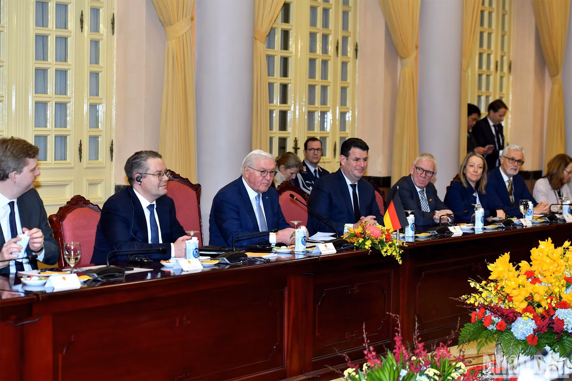德国总统施泰因迈尔以及德国代表出席会谈。