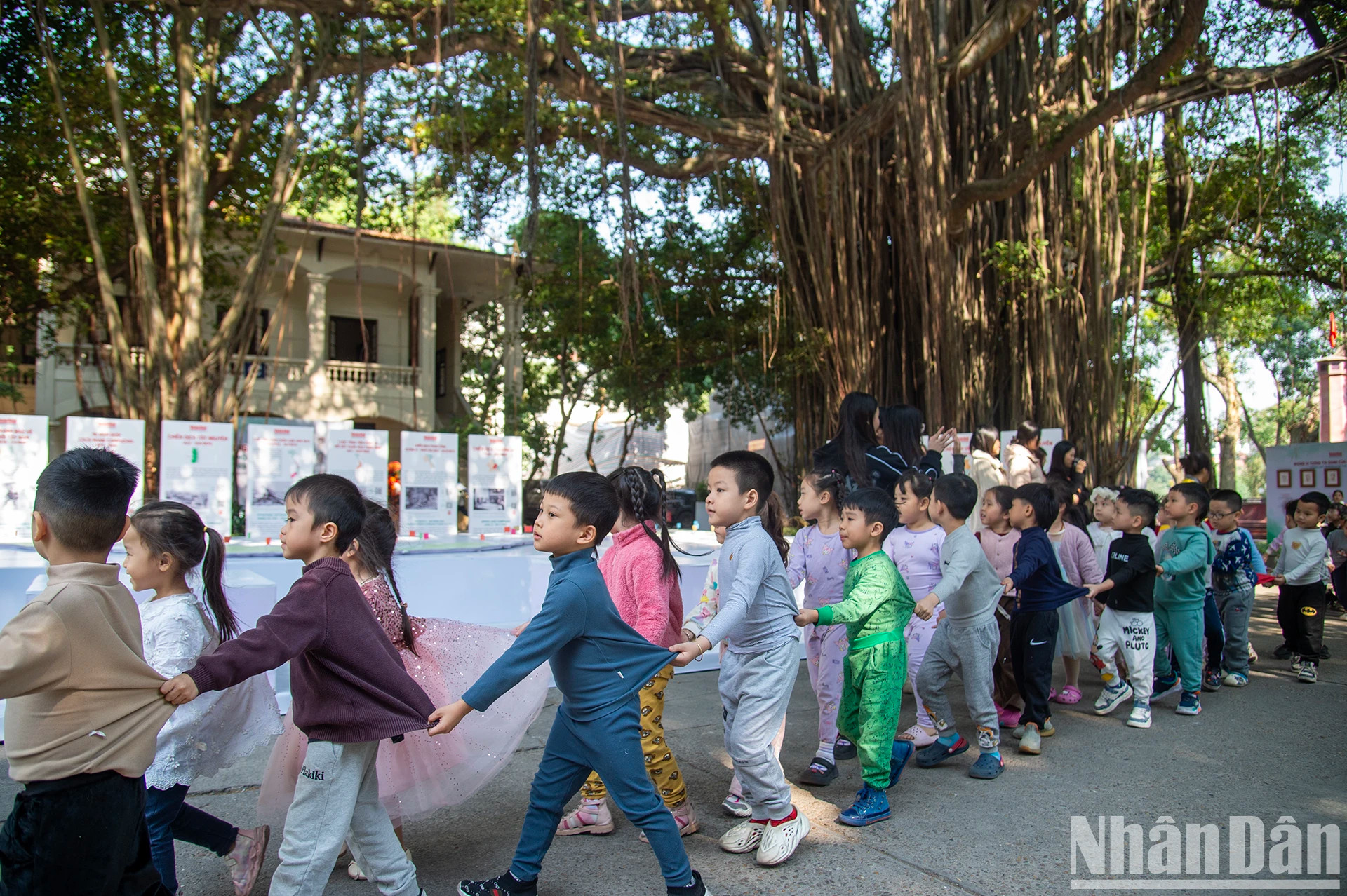 本次互动展将于12月18日至22日在河内还剑郡鼓街71号《人民报》社总部向公众免费开放。 本次互动展将于12月18日至22日在河内还剑郡鼓街71号《人民报》社总部向公众免费开放。