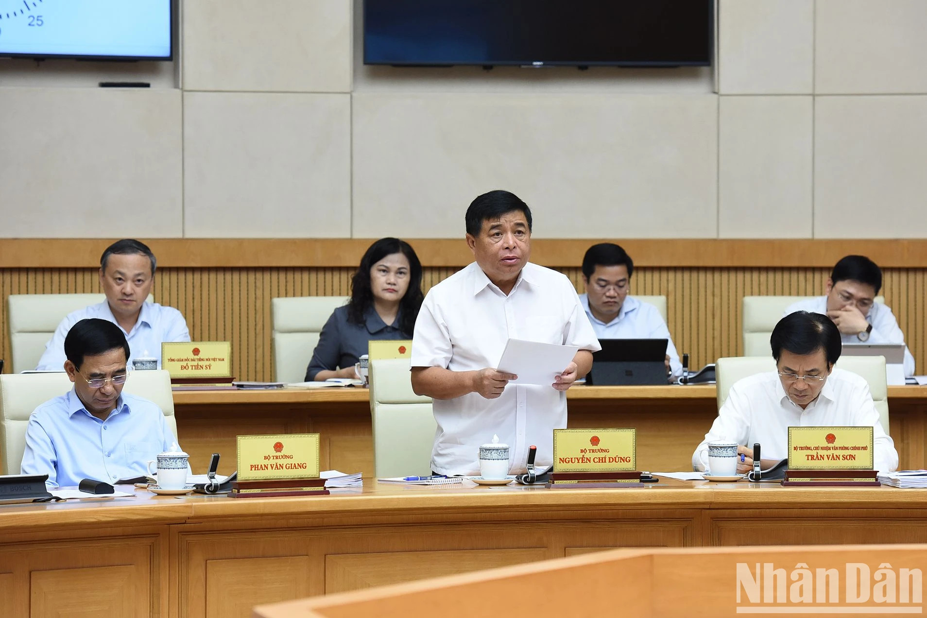 越南计划投资部长阮志勇汇报7月份经济社会形势。