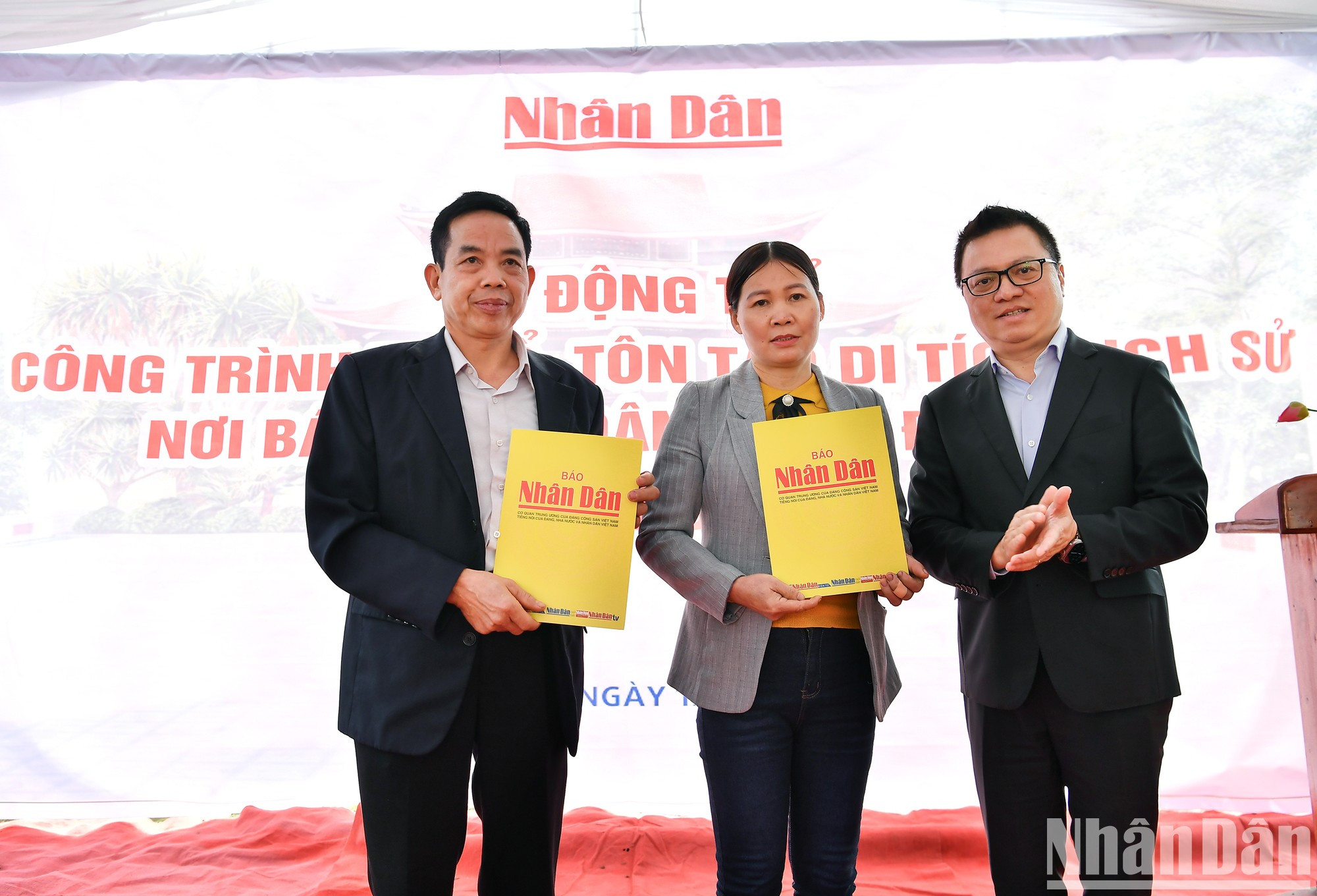 《人民报》社向归奇乡和匡雅村赠送礼品。 《人民报》社向归奇乡和匡雅村赠送礼品。