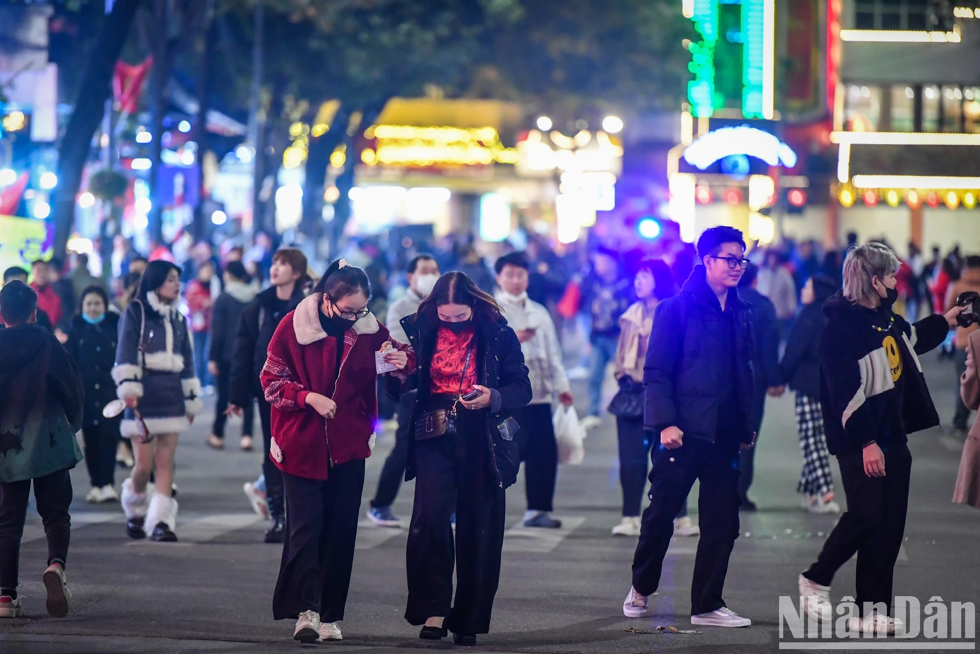夜幕降临，还剑湖周围的步行街变得越来越热闹。
