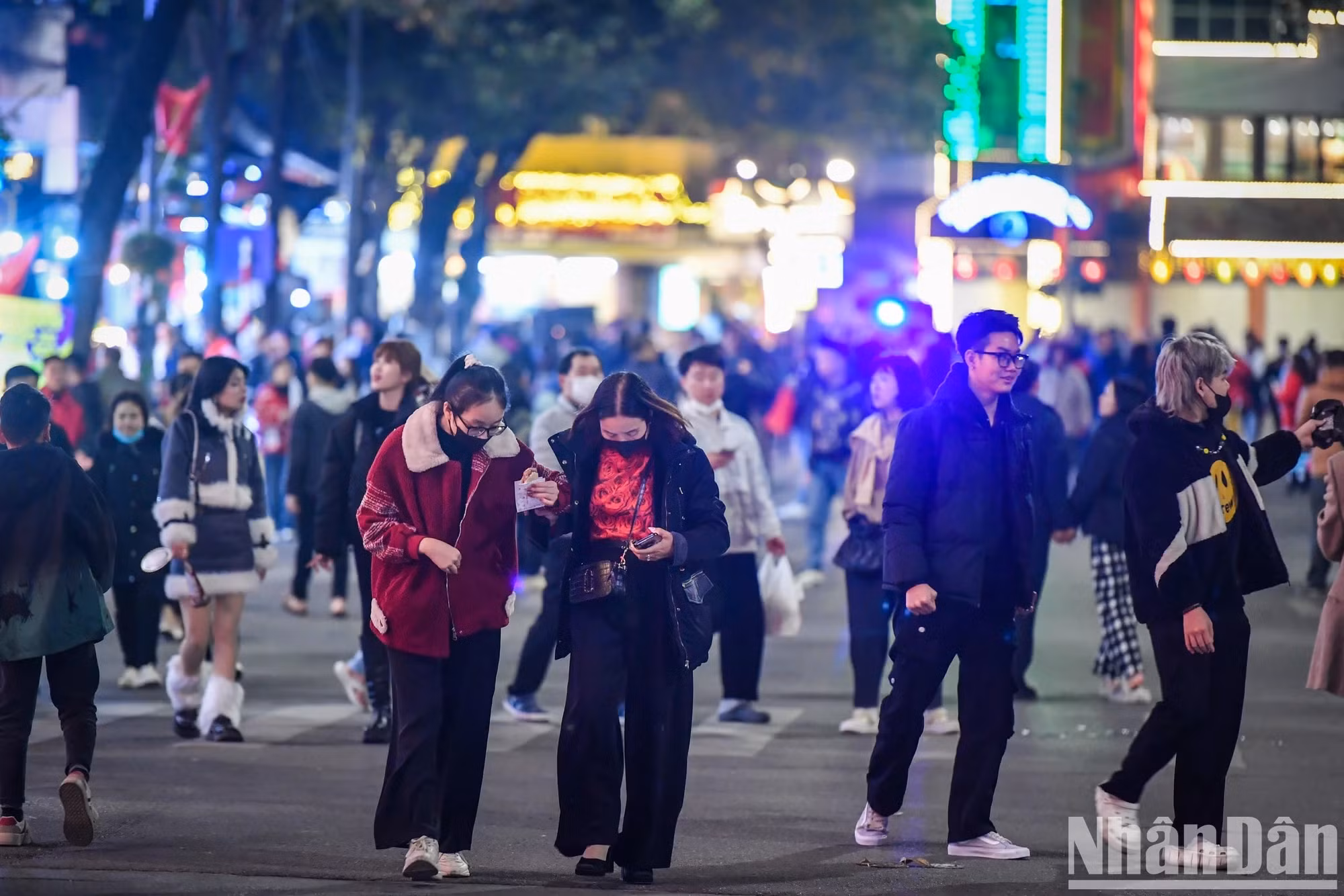 夜幕降临，还剑湖周围的步行街变得越来越热闹。